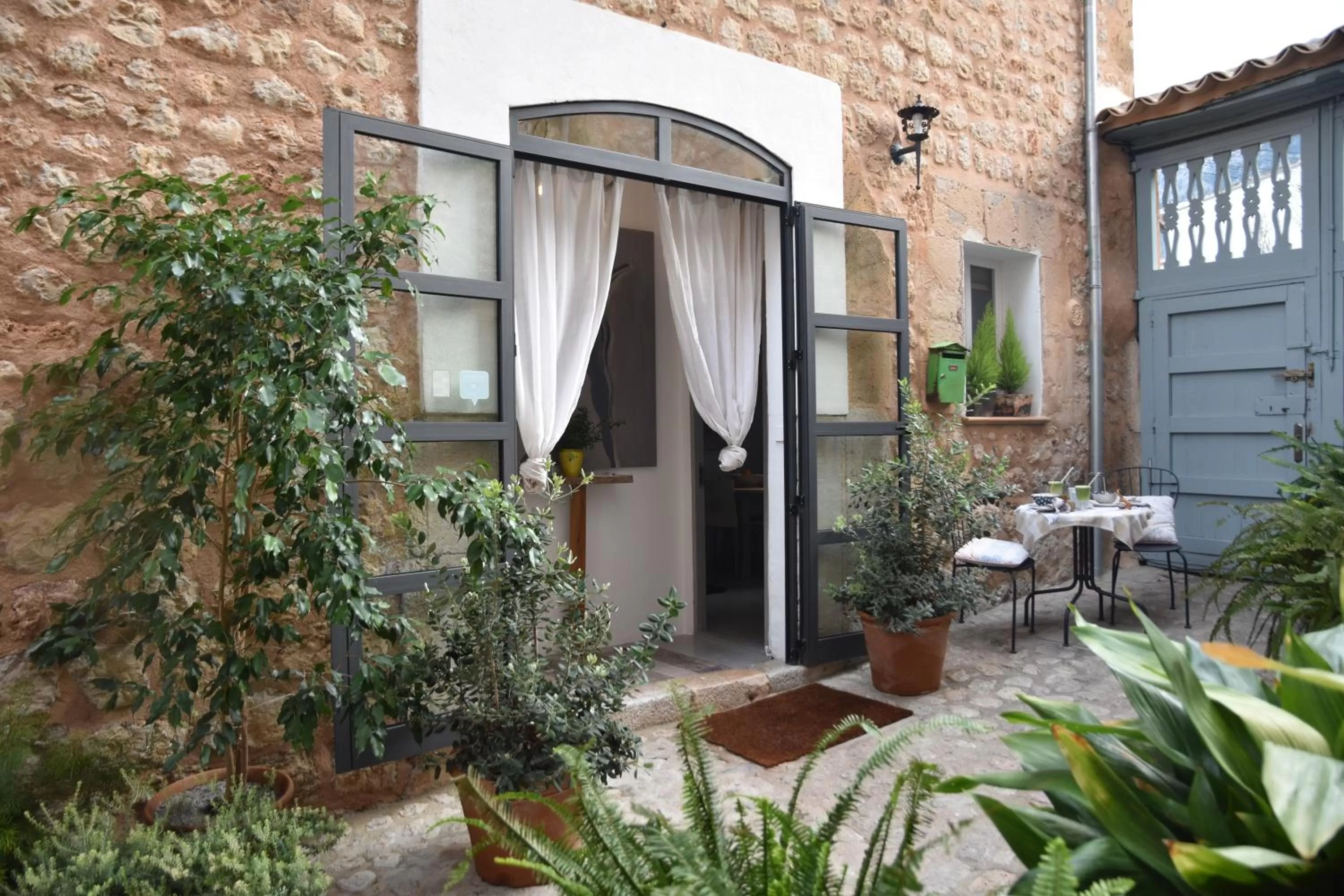 Patio in Ecocirer Guest House