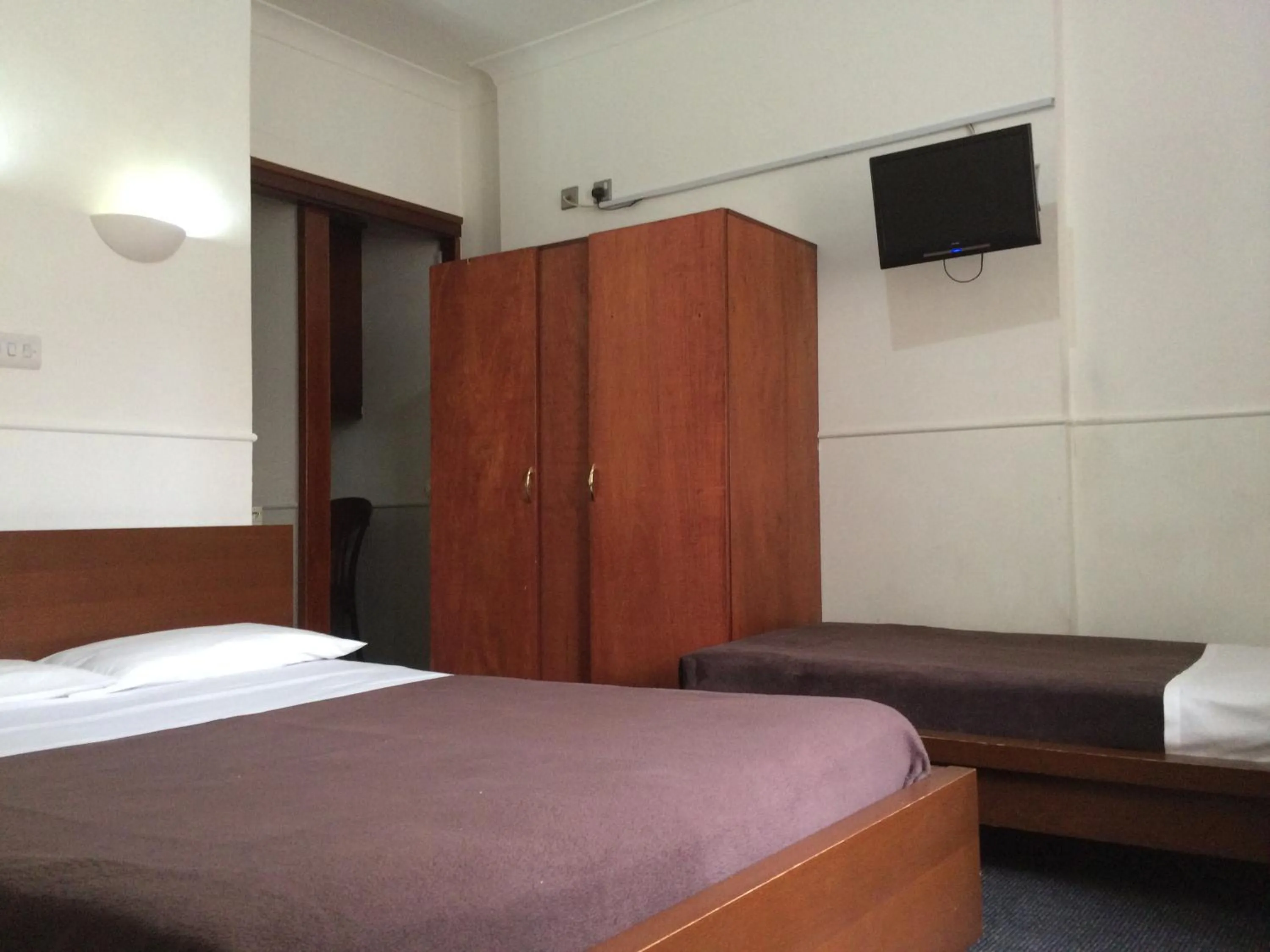 Photo of the whole room in London Continental Hotel