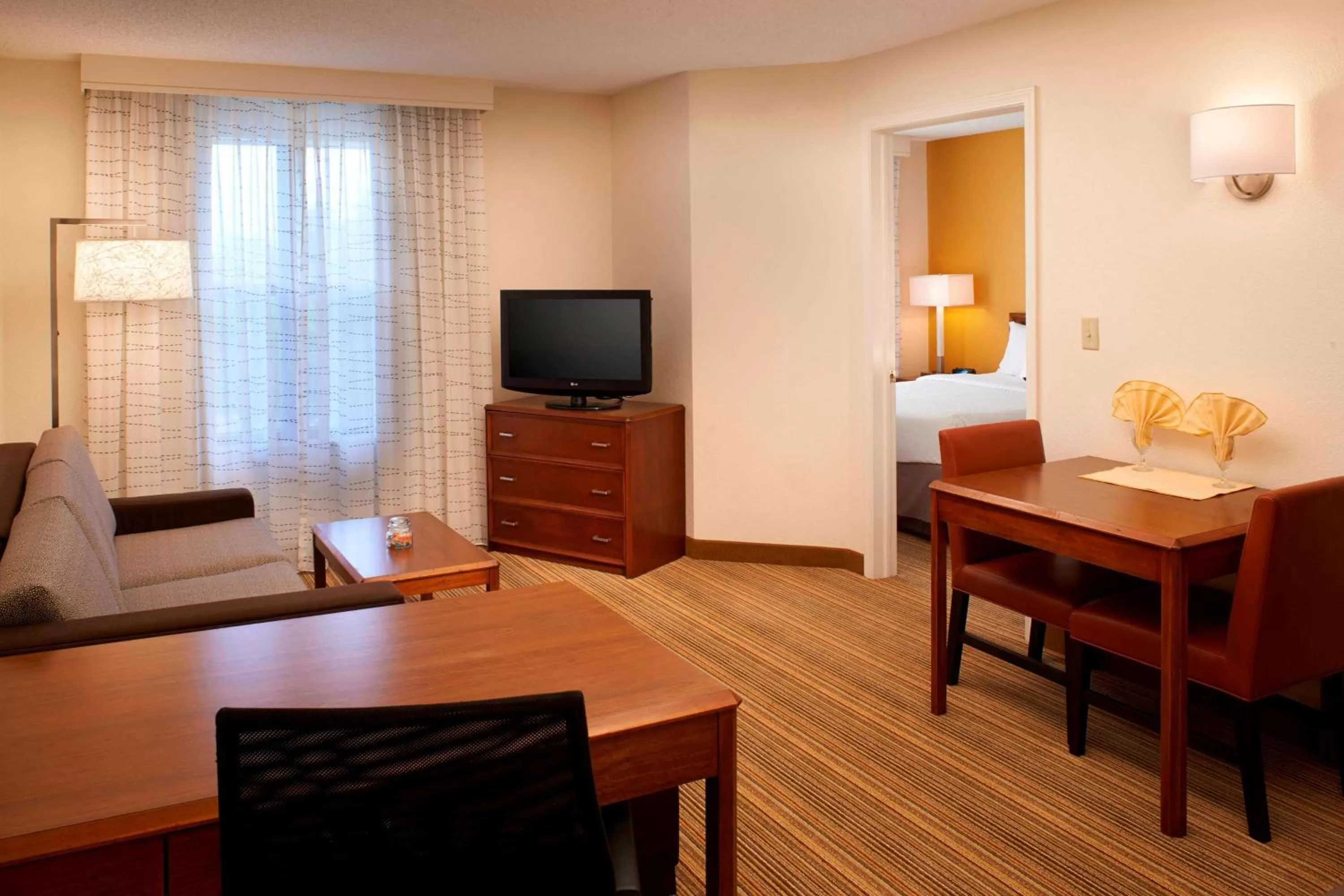 TV and multimedia in Sonesta ES Suites Chicago Waukegan Gurnee