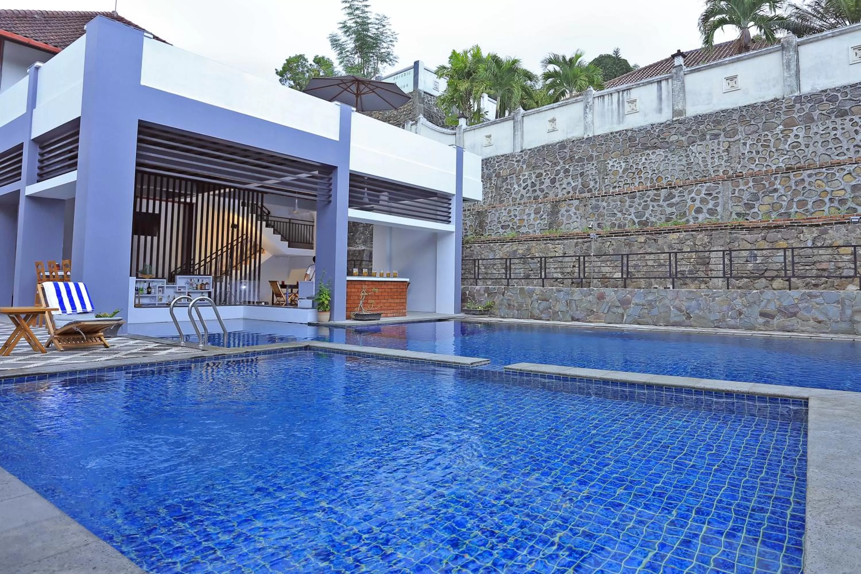 Swimming pool in Jazz Senggigi Hotel