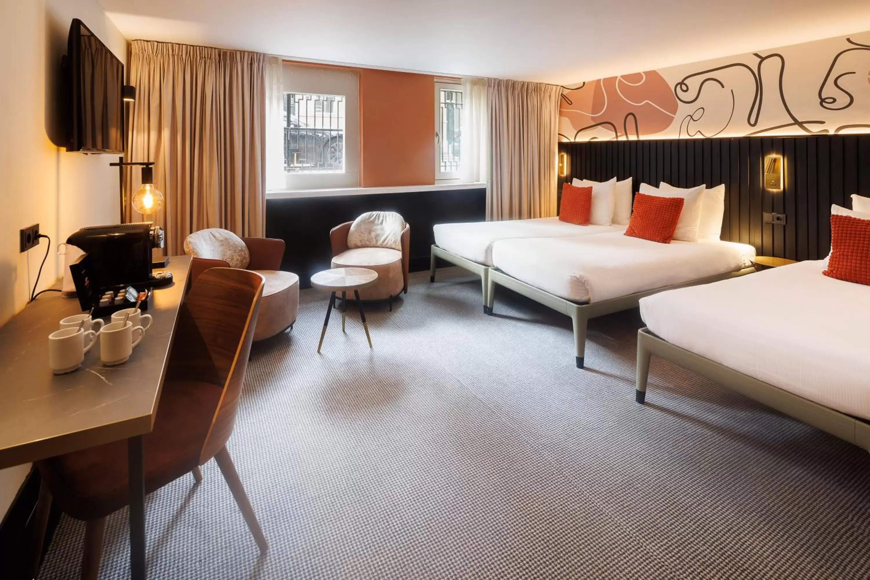 Souterrain Quadruple Room (Below Street Level with Limited View) in Huygens Place Amsterdam Souterrain Quadruple Room (Below Street Level with Limited View) in Huygens Place Amsterdam