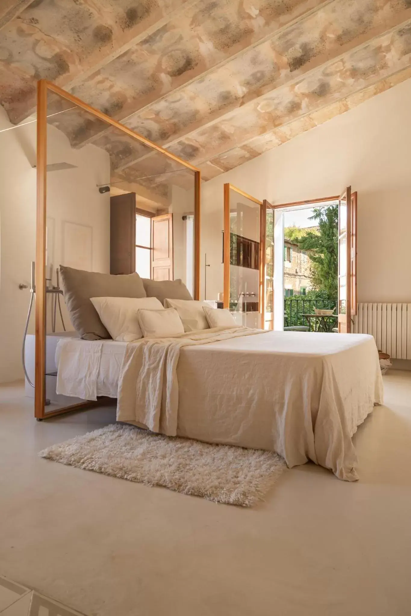 Deluxe Double Room with Bath and Balcony in Can Moio Turismo de Interior Deluxe Double Room with Bath and Balcony in Can Moio Turismo de Interior