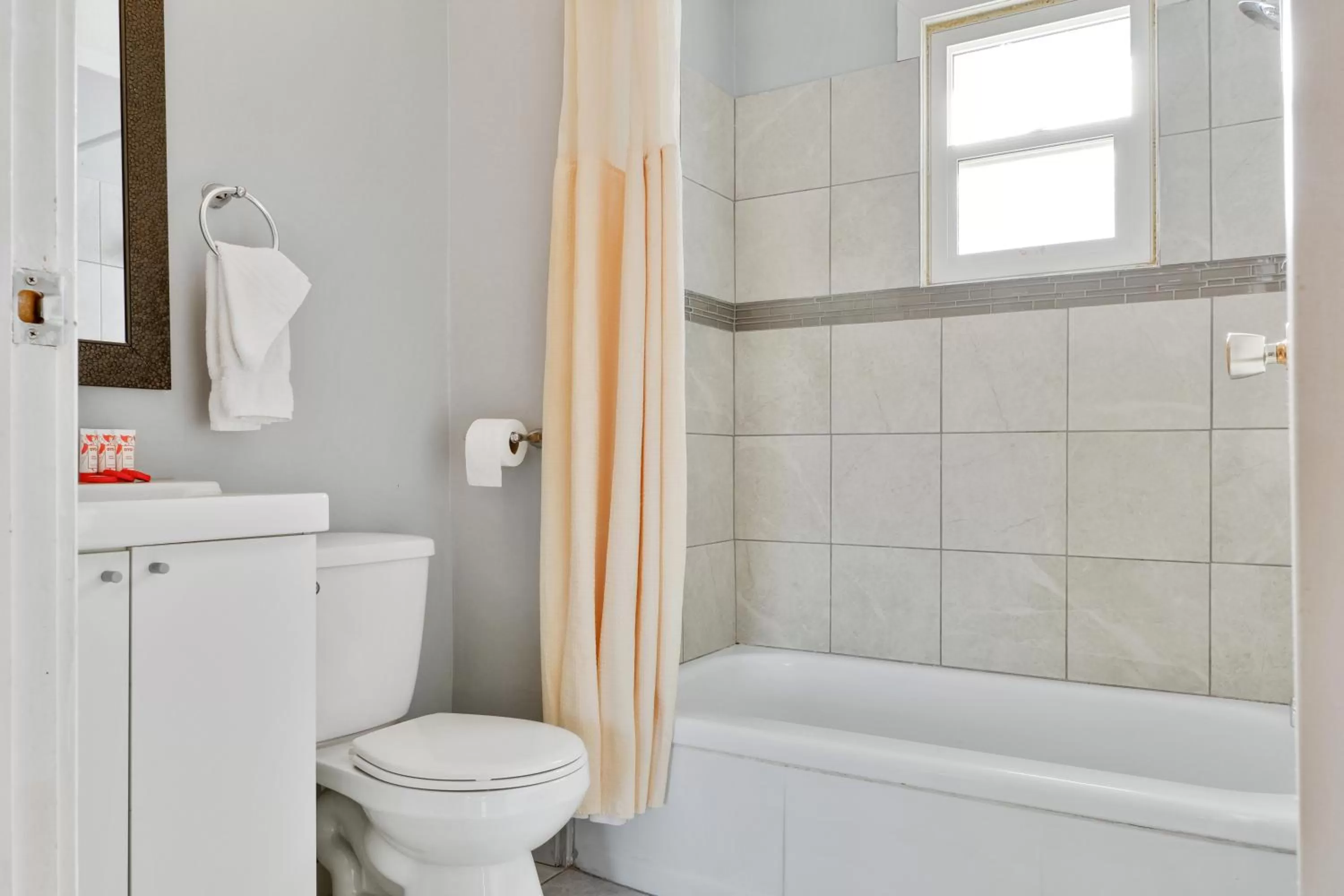 Bathroom in Hotel Bethel - Fort MacLeod, AB