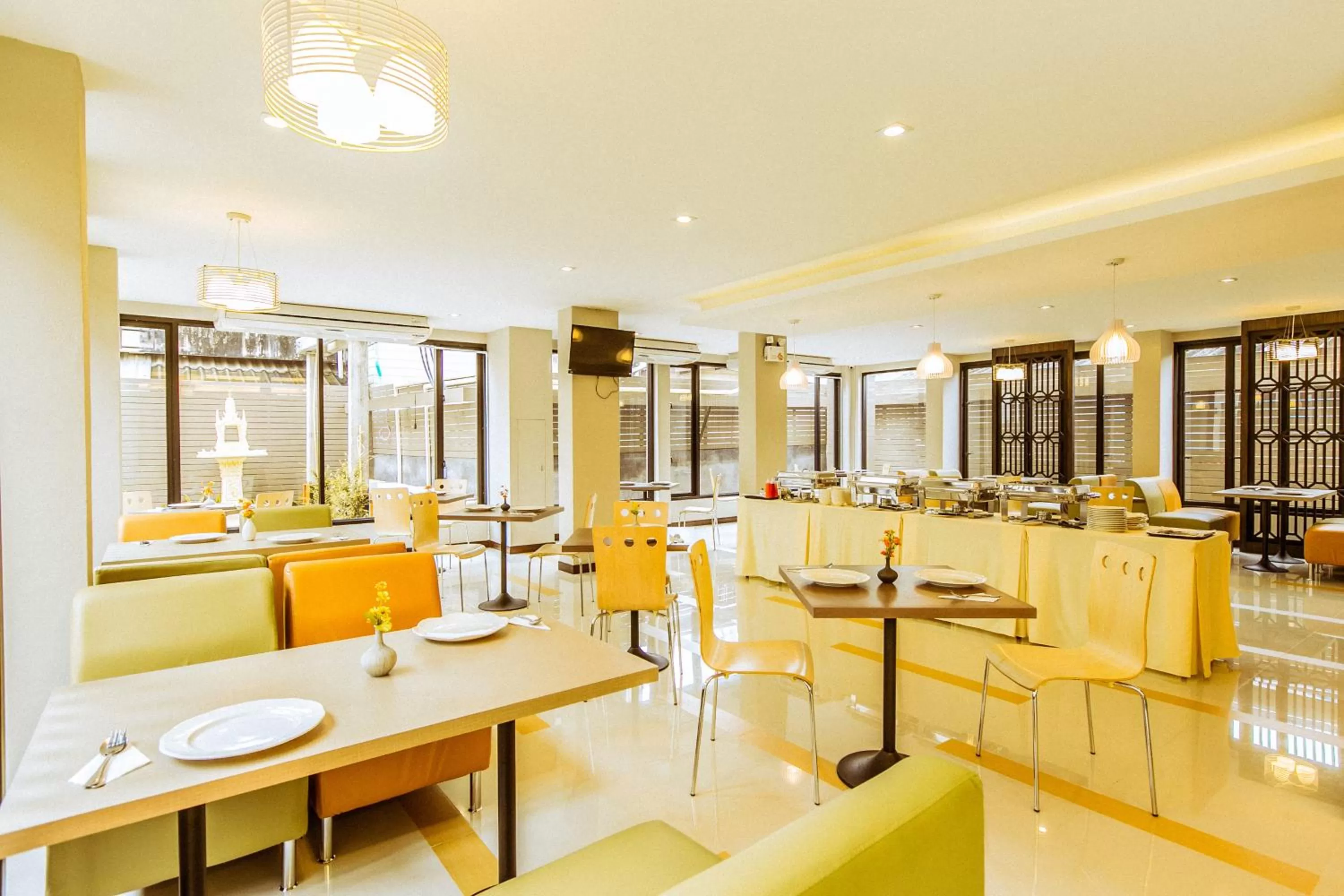 Restaurant/places to eat in De Hug Hotel & Residence
