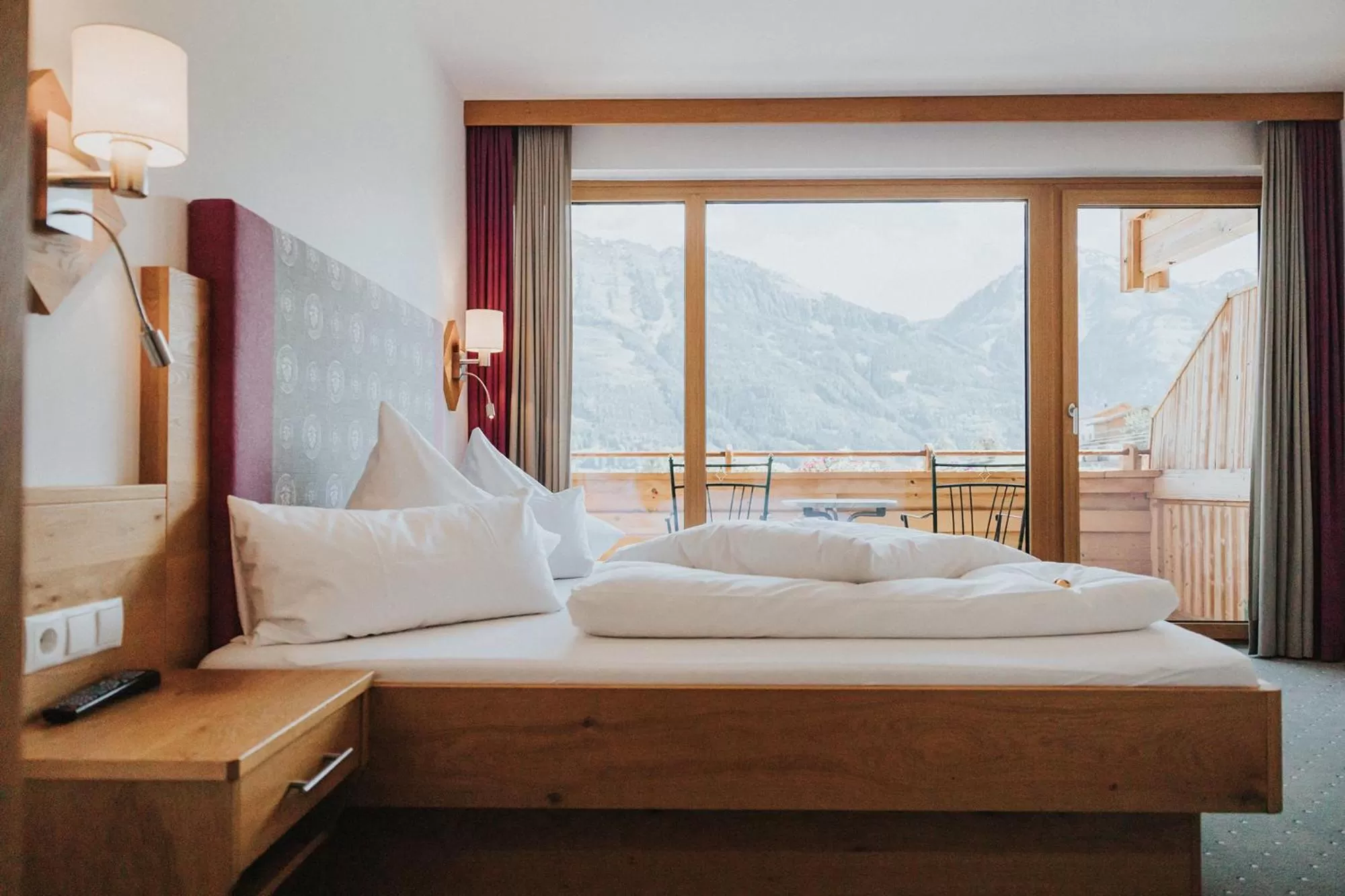 Bed, Mountain View in Hotel Silberfux
