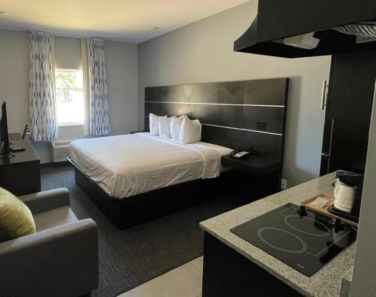 Photo of the whole room, Bed in Days Inn by Wyndham Zachary LA