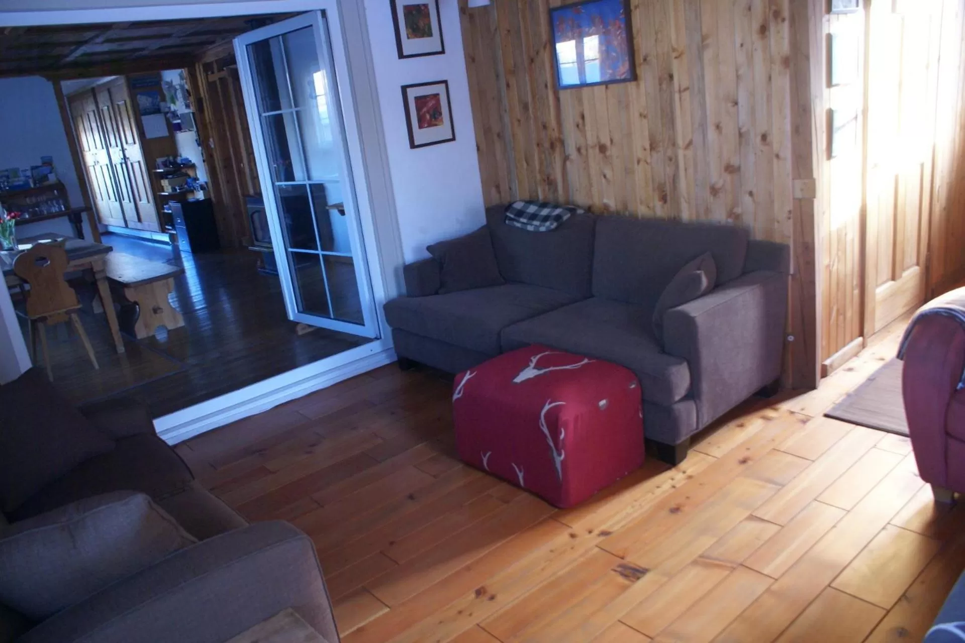 Communal lounge/ TV room in Alpenglow Bed and Breakfast