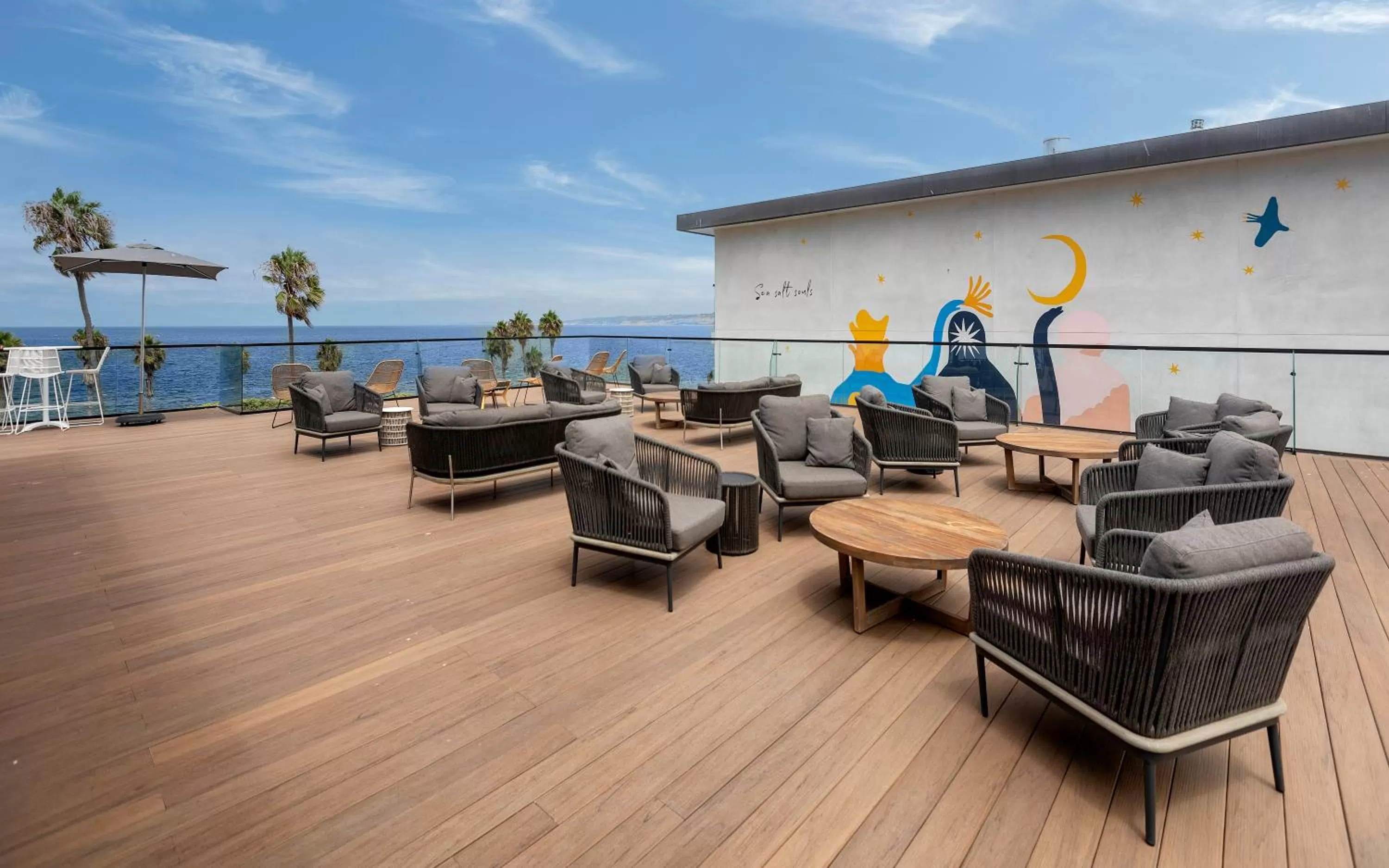 Property building in La Jolla Cove Suites