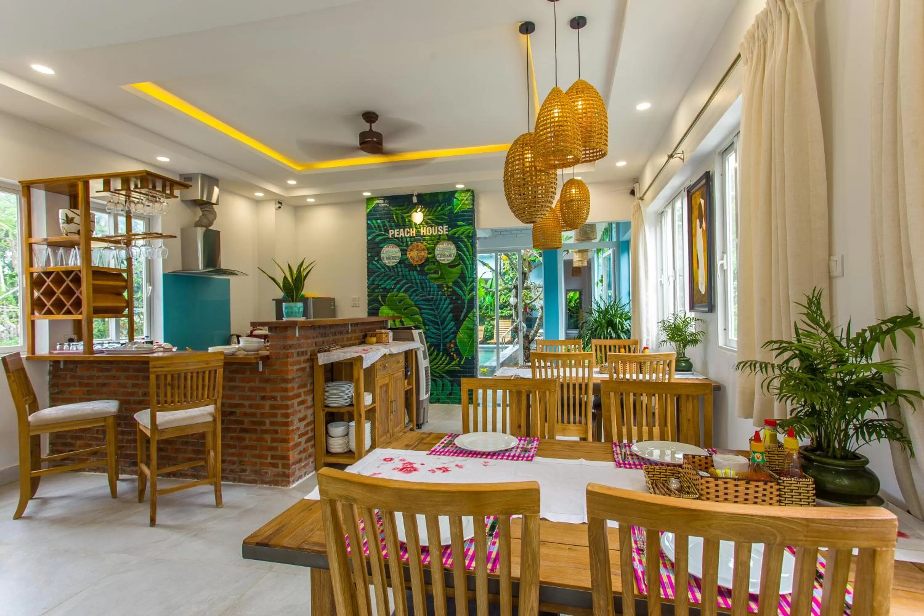 Restaurant/Places to Eat in Peach House