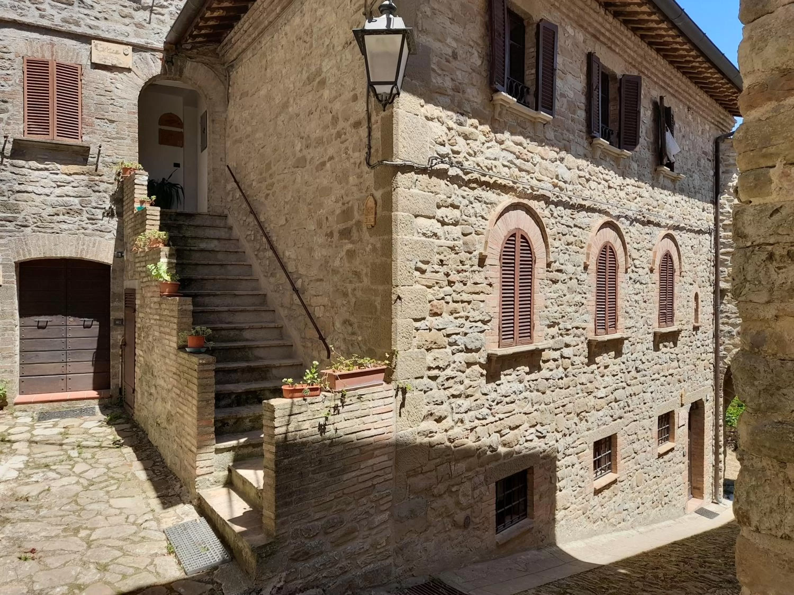 Property building in Castello Di Giomici