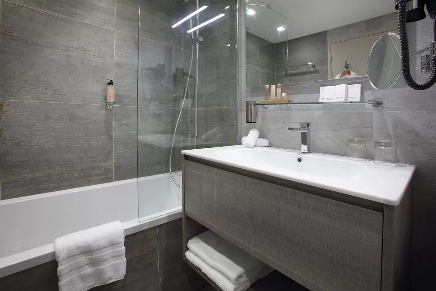 Deluxe Quadruple Room in Hotel Le Tremplin