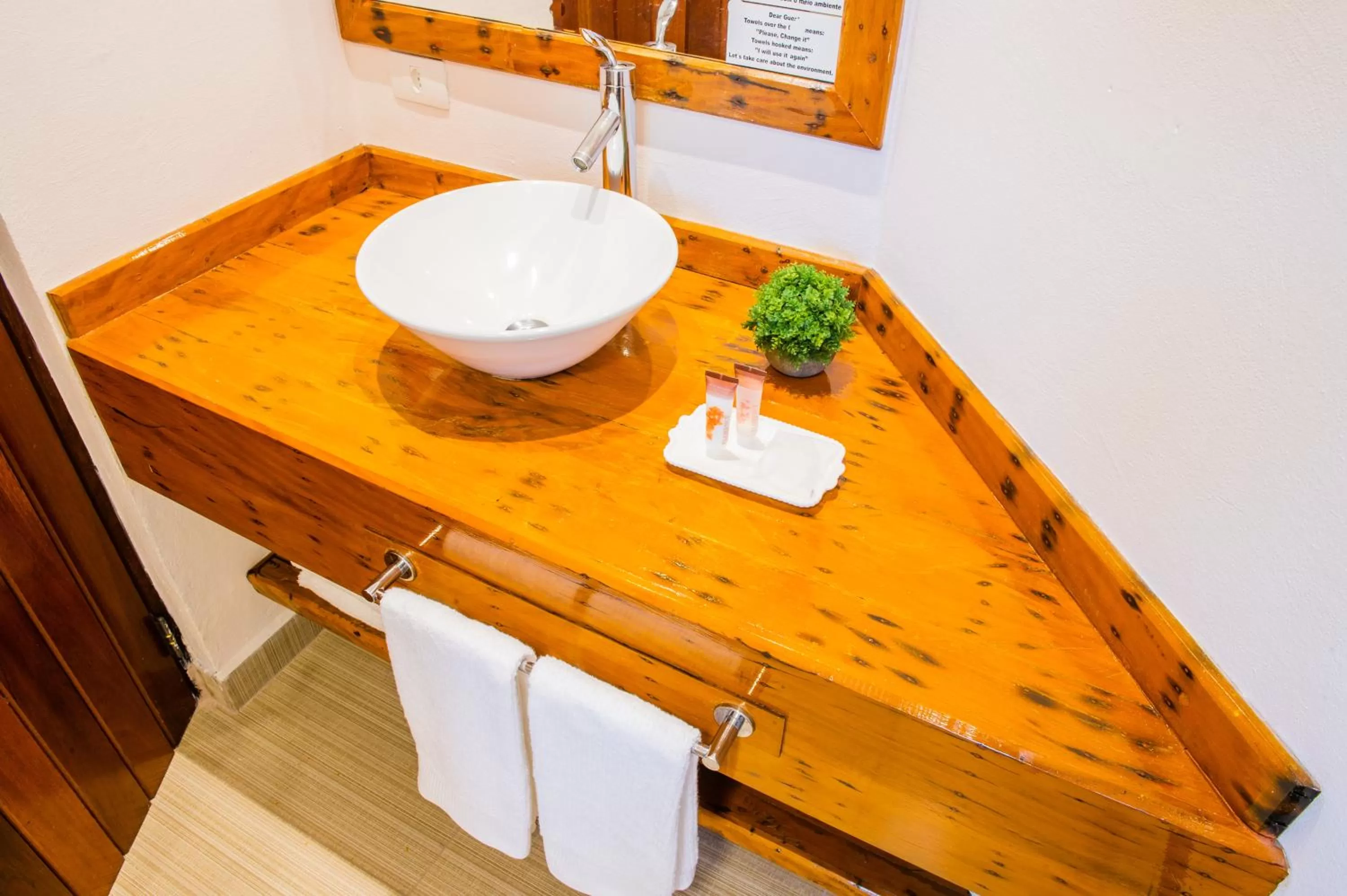 Hot Tub, Bathroom in Pousada das Lavandas