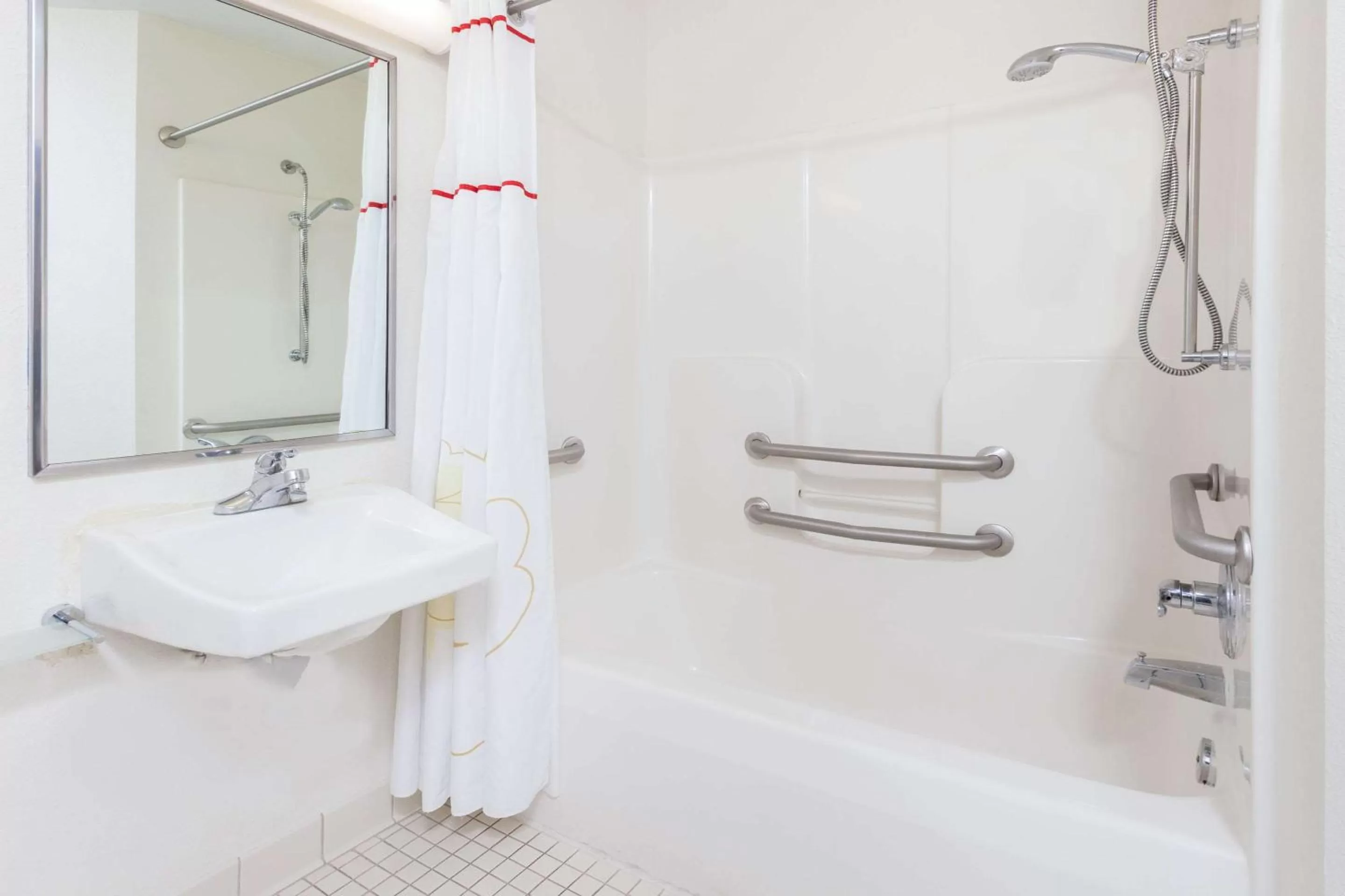 Queen Room with Accessible Tub - Accessible/Non Smoking in MainStay Suites Greensboro