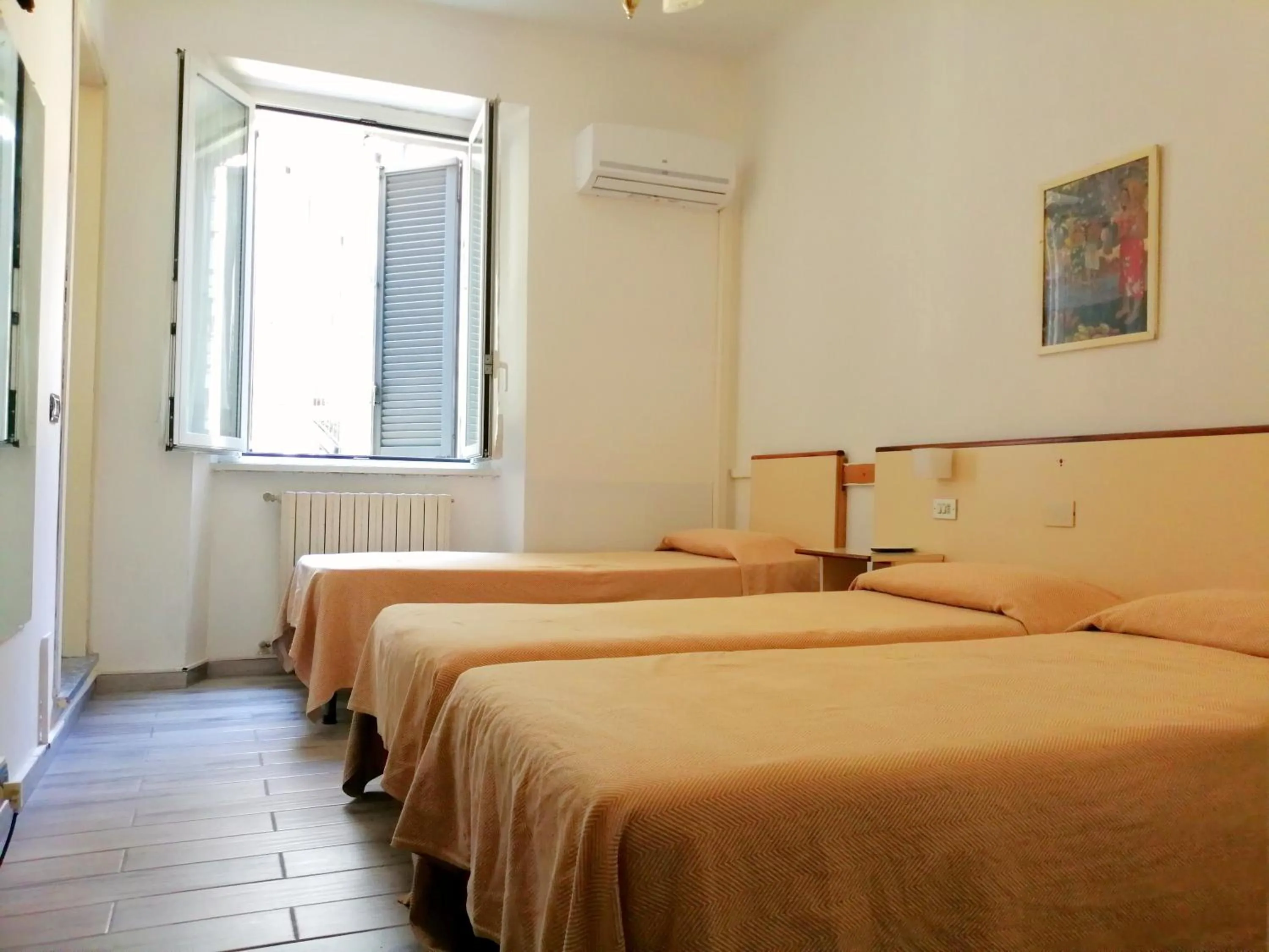 Photo of the whole room, Bed in Hotel Boston