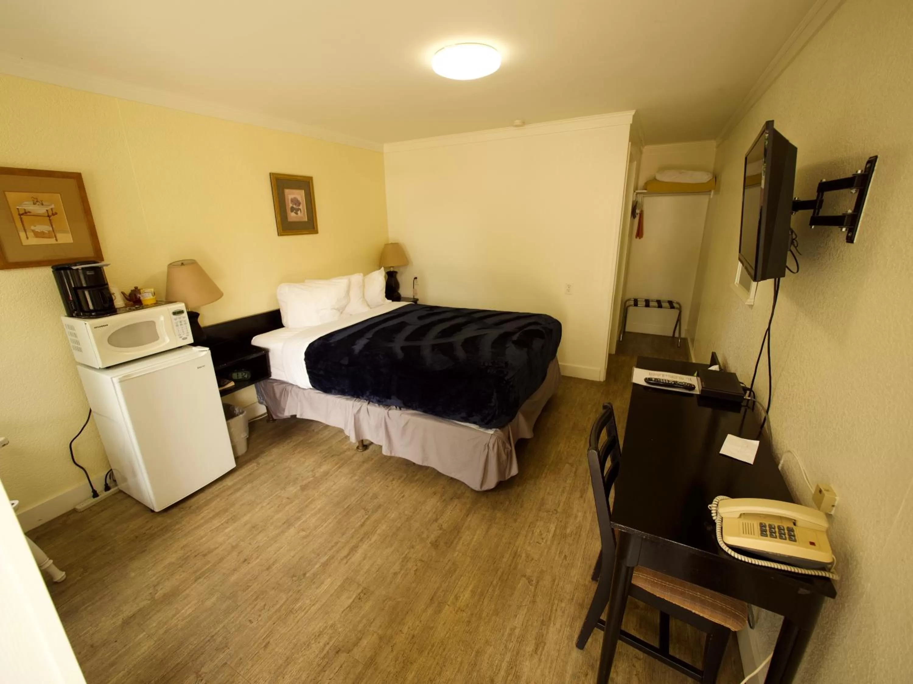 Bed in Creston Valley Motel