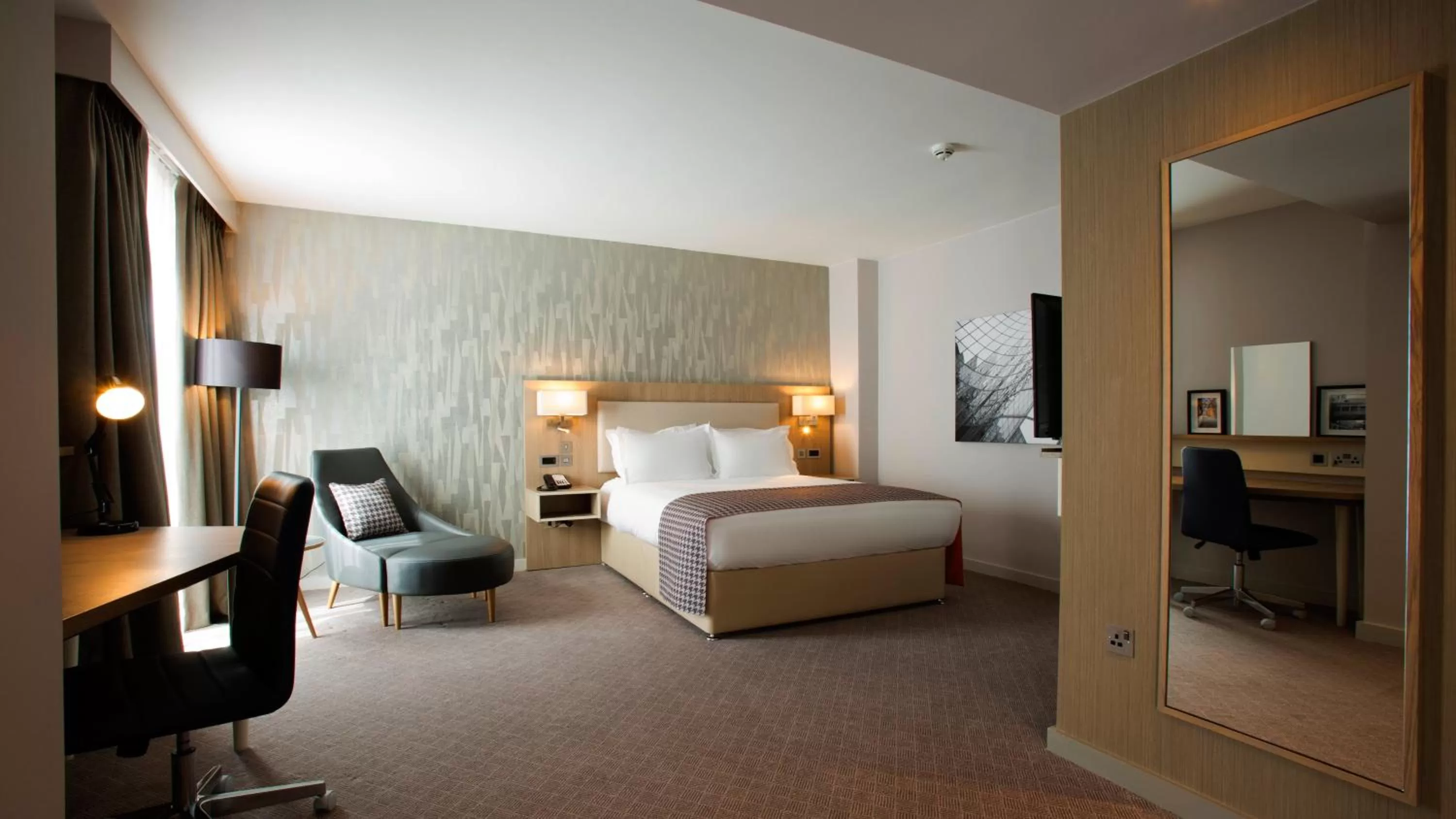 Photo of the whole room, Bed in Holiday Inn Manchester - City Centre by IHG