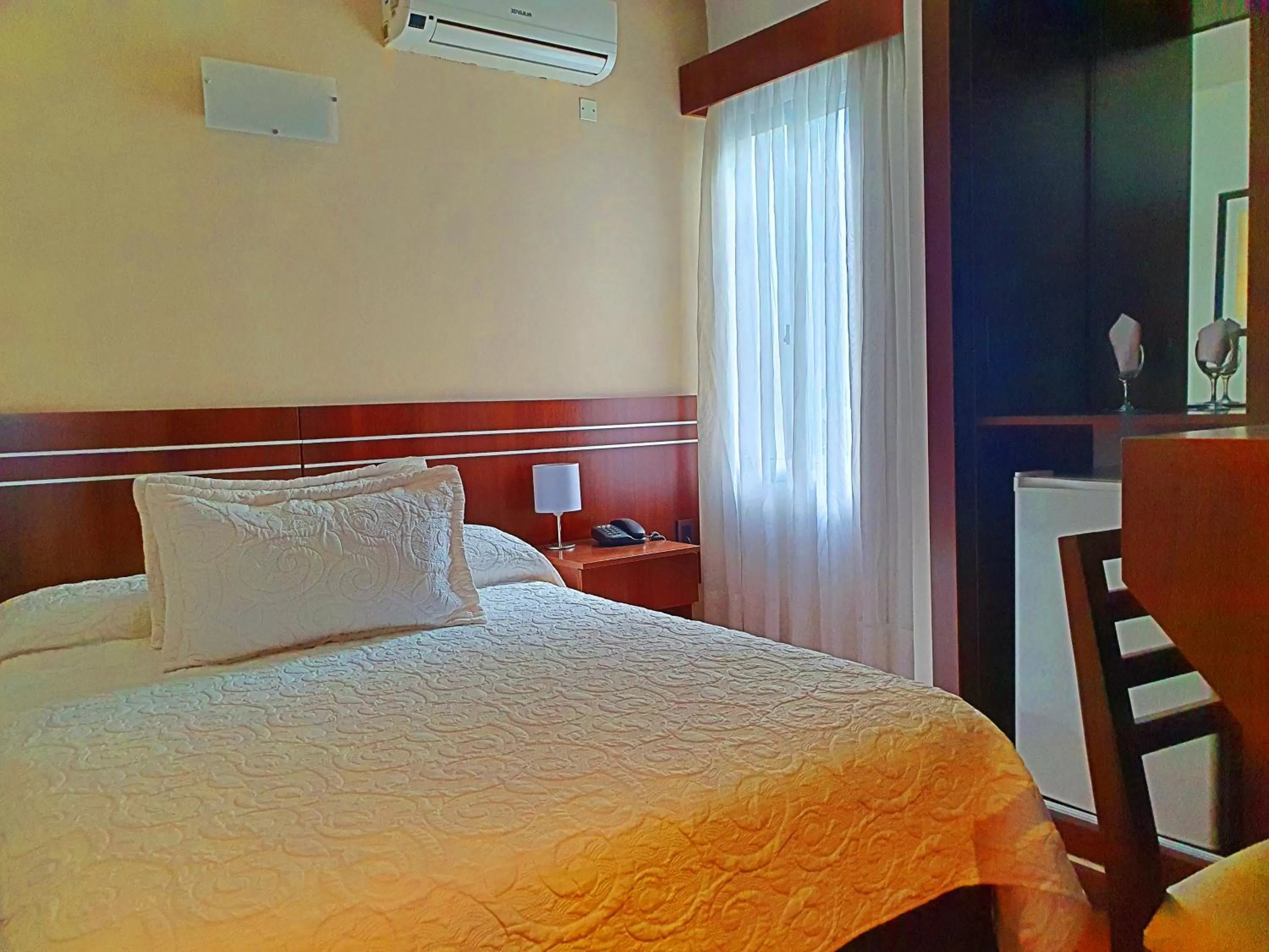 Photo of the whole room, Bed in Hotel America