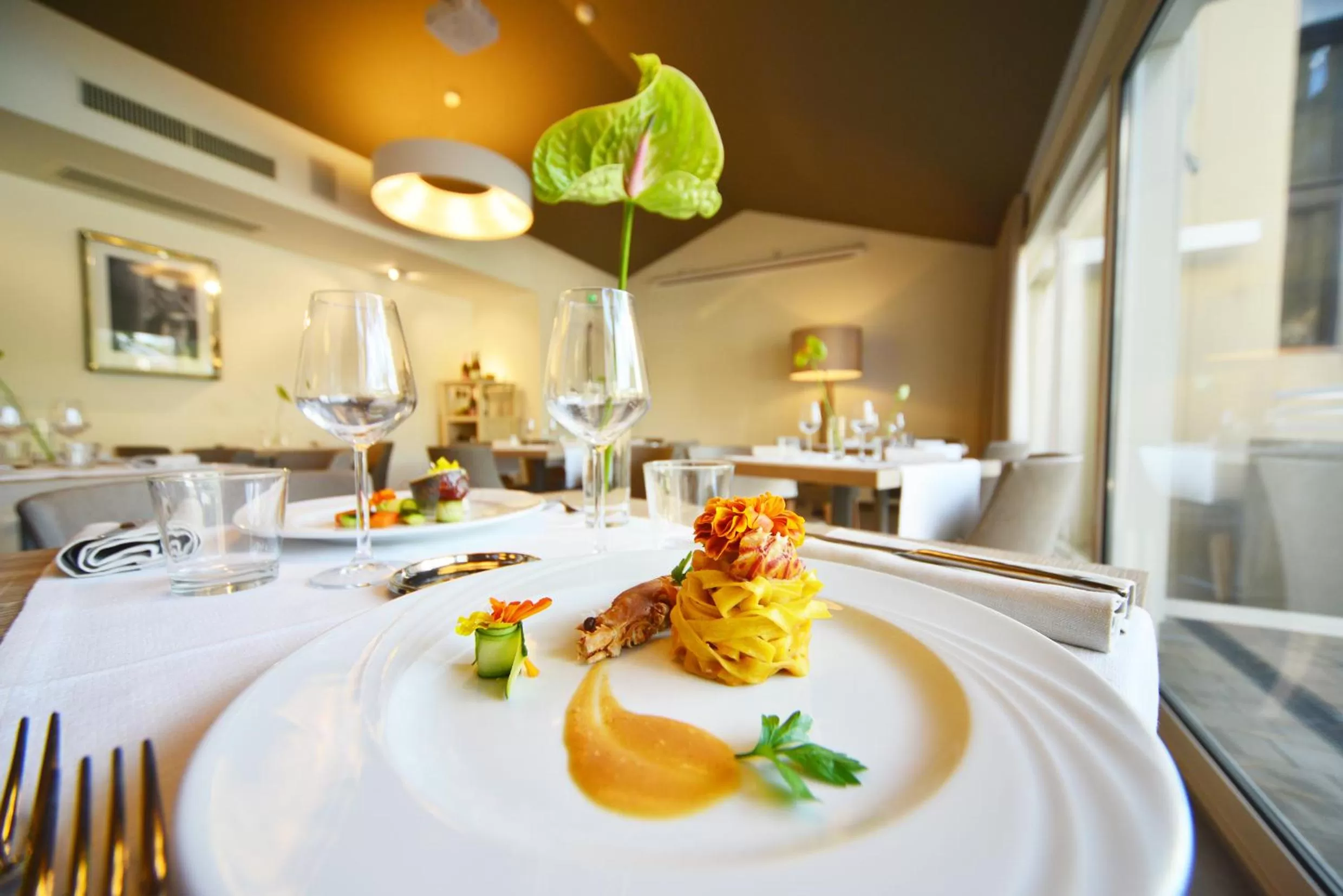 Restaurant/places to eat in Hotel De La Ville