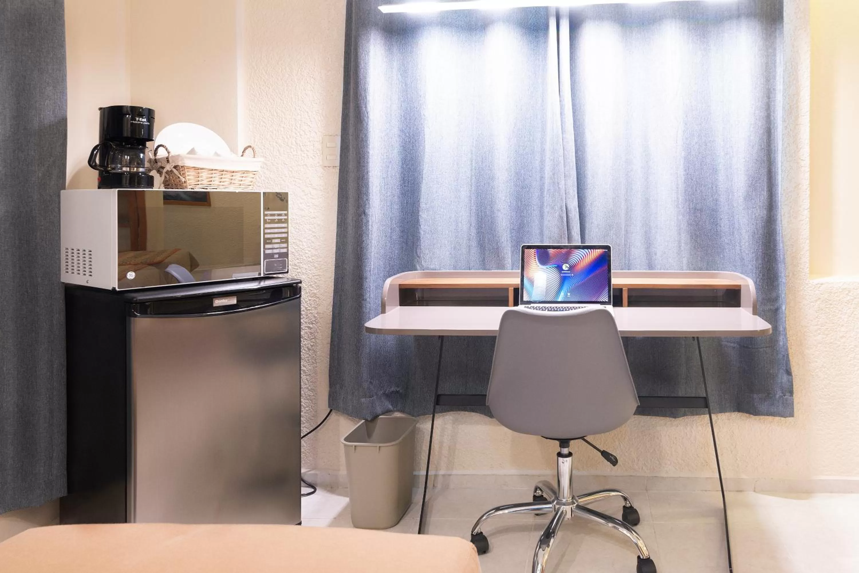 Coffee/tea facilities in Hotel y Suites Nader