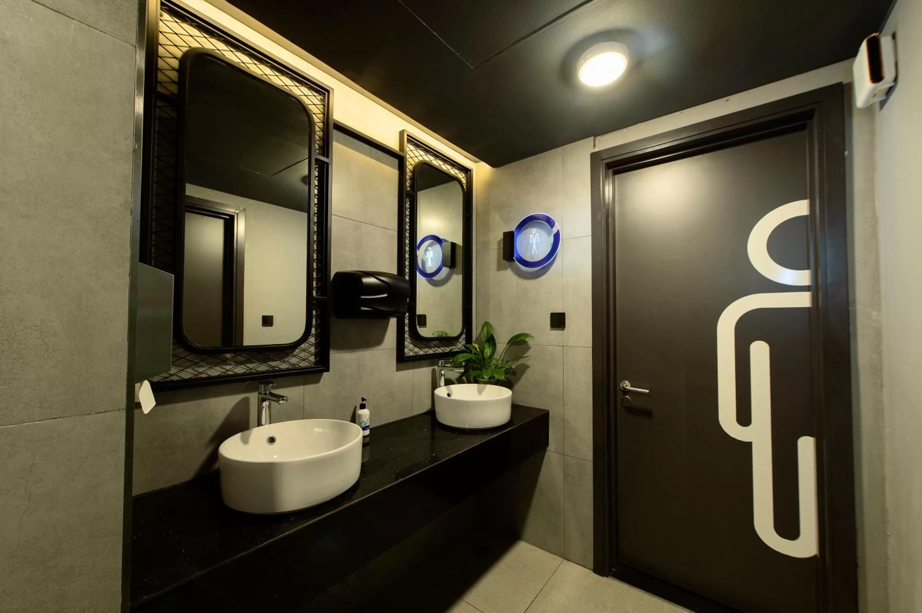 Toilet in Tru by Hilton Viet Tri City Centre