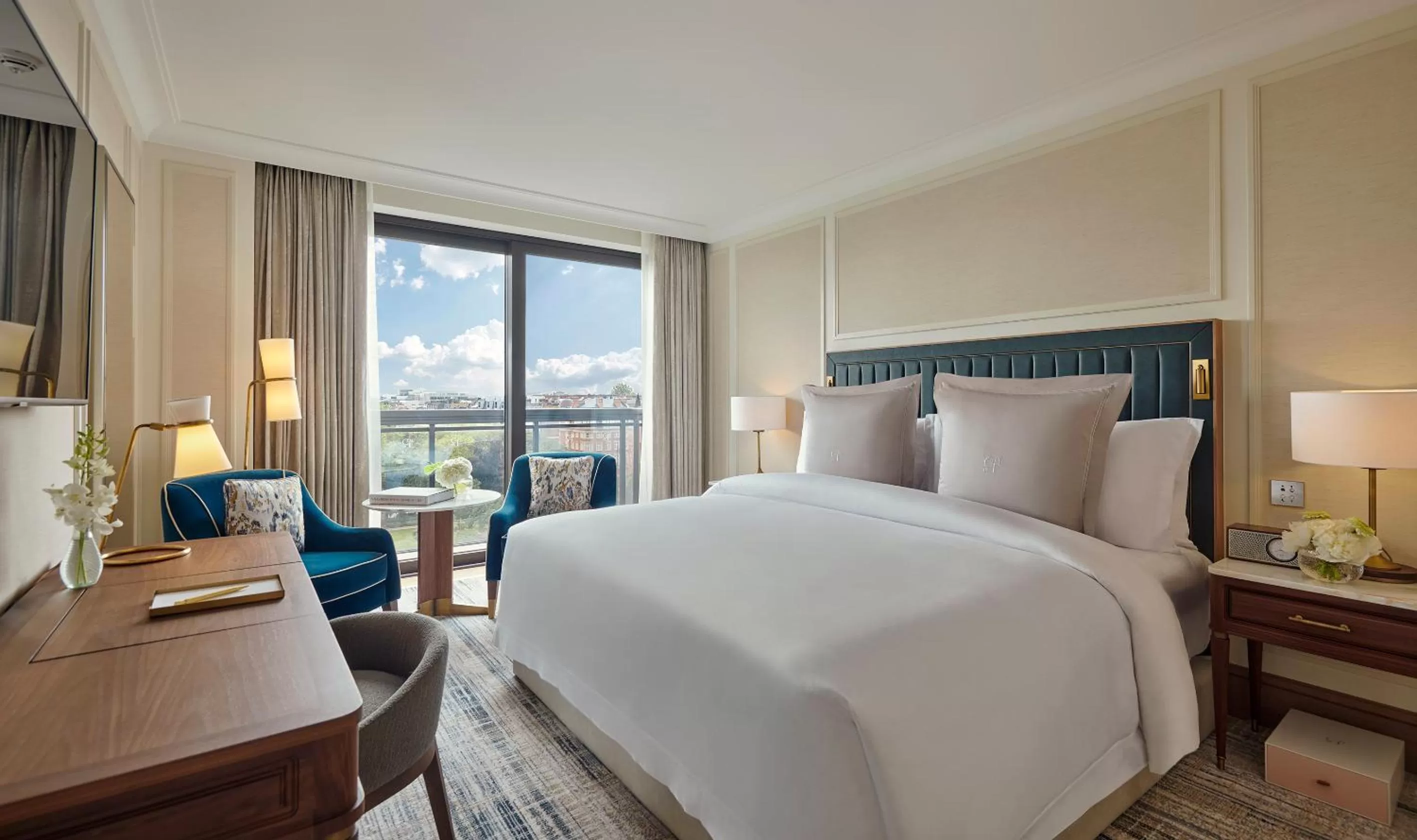 Photo of the whole room, Bed in Jumeirah Carlton Tower London