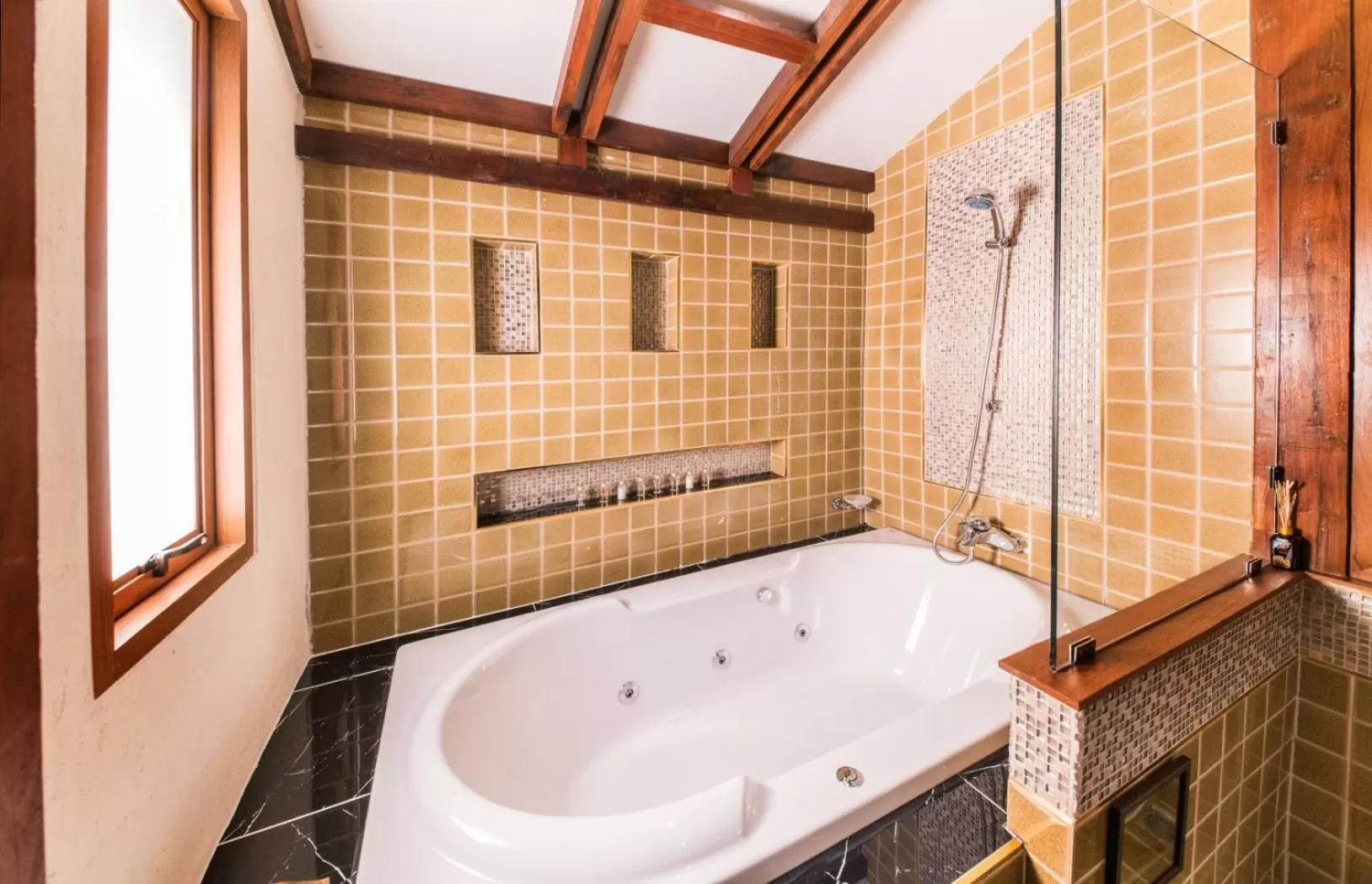 Shower in Phra Singh Village