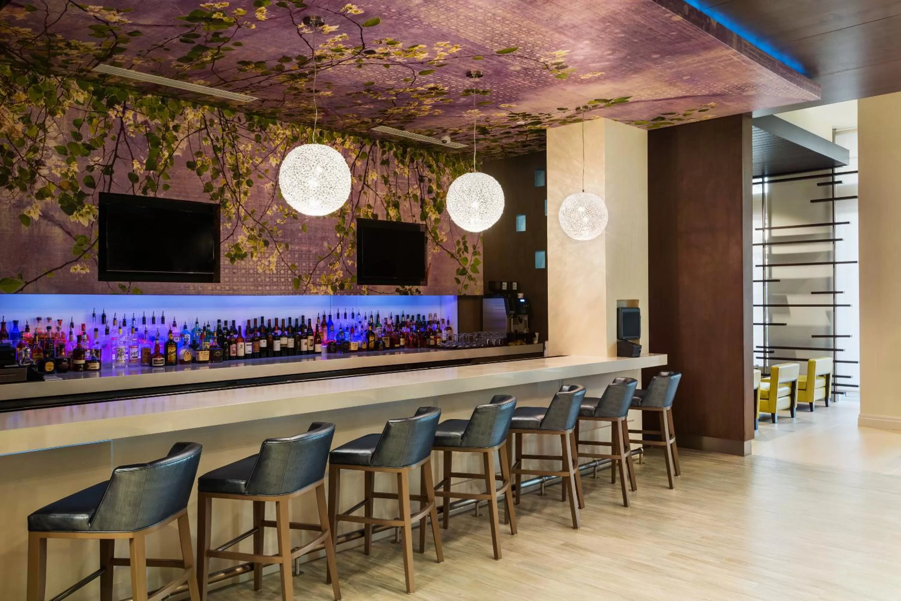 Lounge or bar in Wyndham Grand Jupiter at Harbourside Place