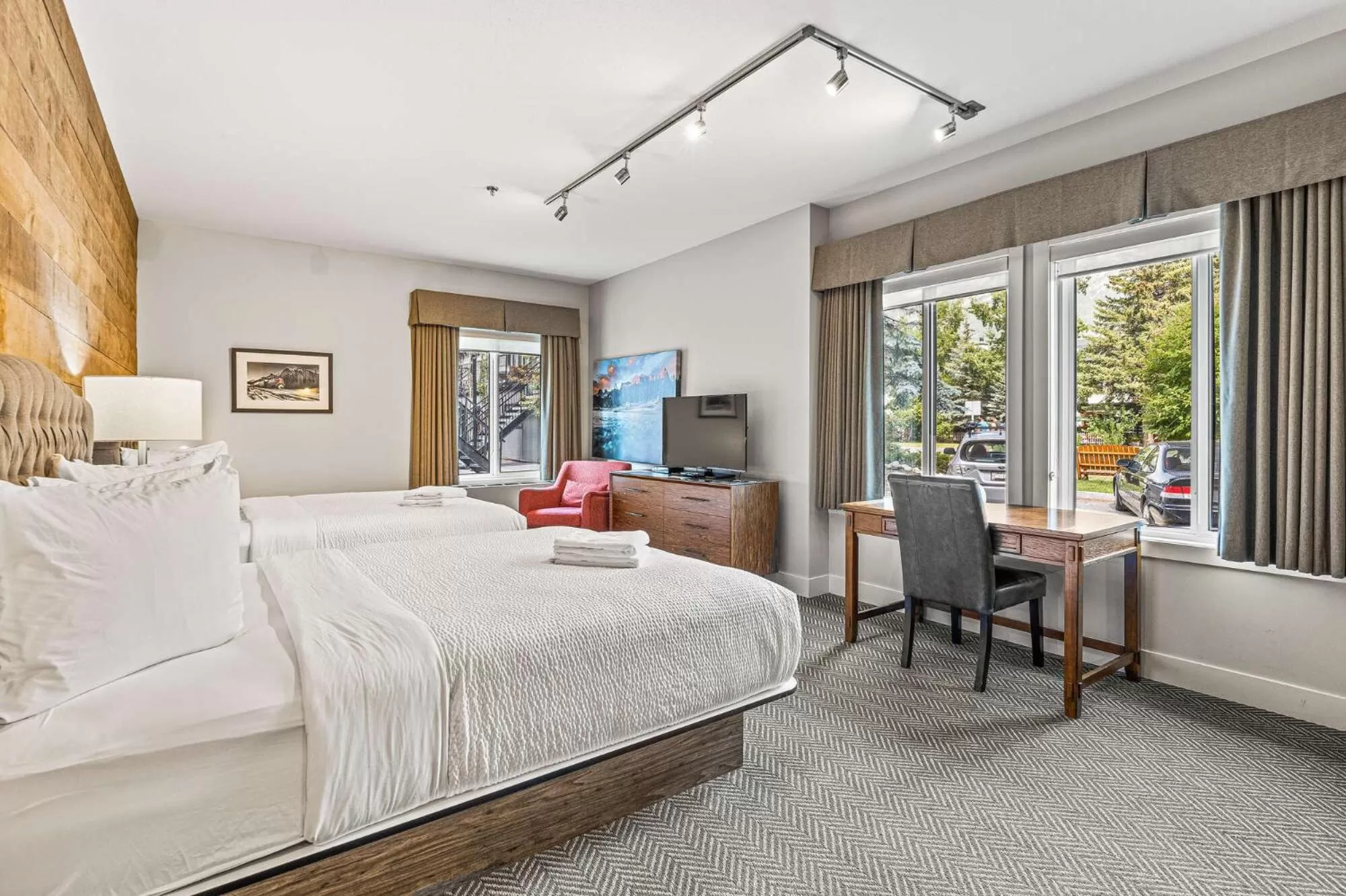 Bedroom, Bed in Basecamp Lodge Canmore