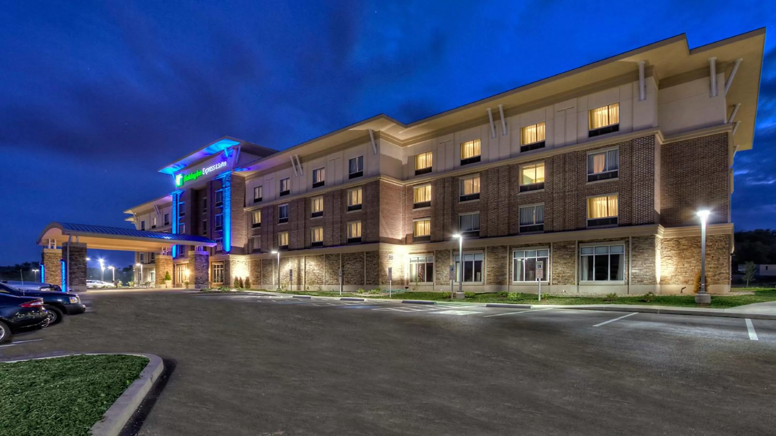 Property building in Holiday Inn Express & Suites Pittsburgh SW/Southpointe by IHG