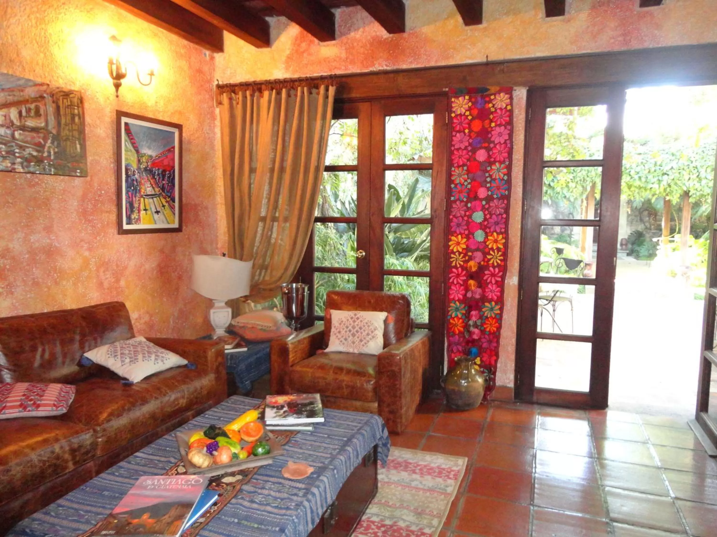 Communal lounge/ TV room in Cissus Hotel Boutique