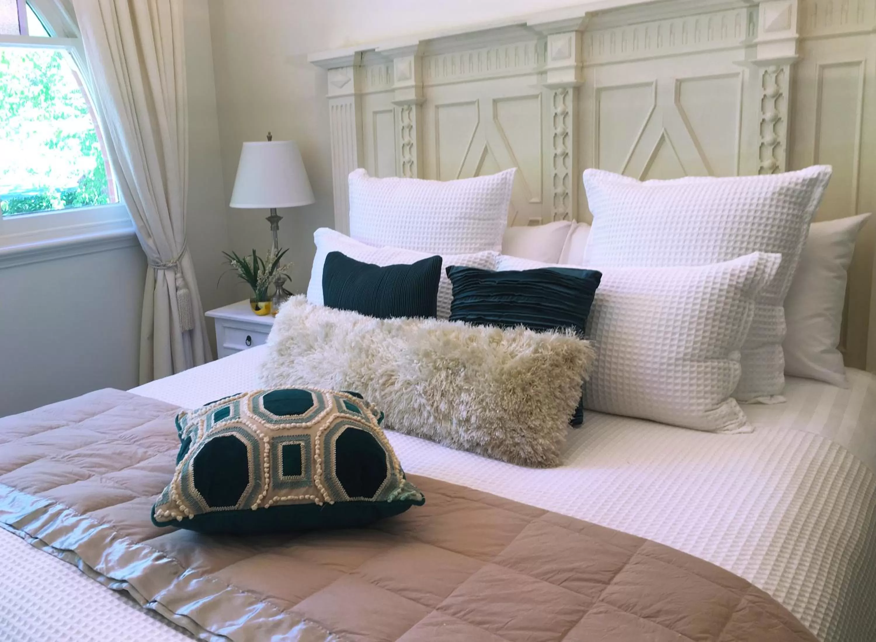 Bed in Howlong Old Post Office Luxury Suite