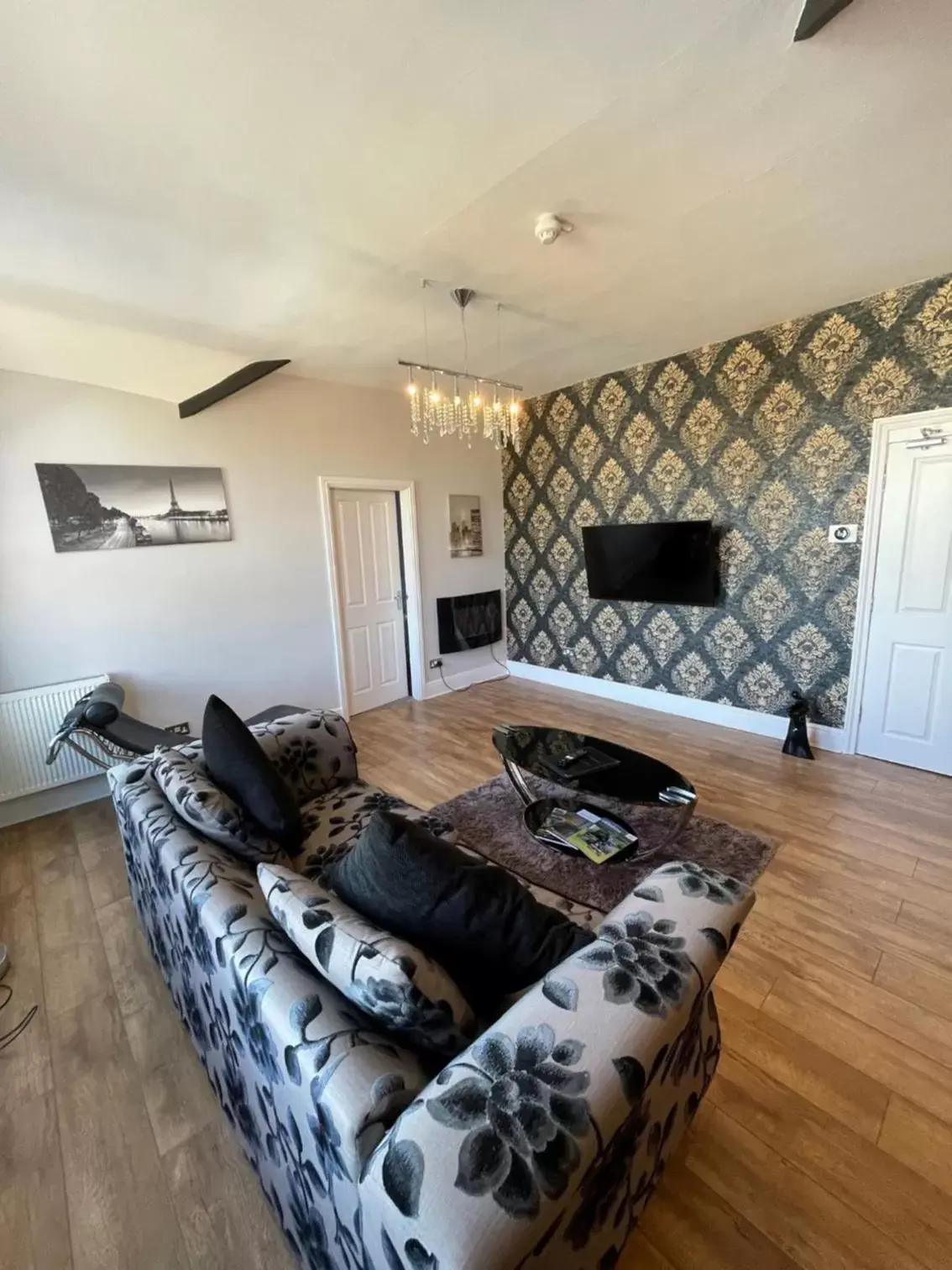 One-Bedroom Apartment in The Whittington and Cat One-Bedroom Apartment in The Whittington and Cat