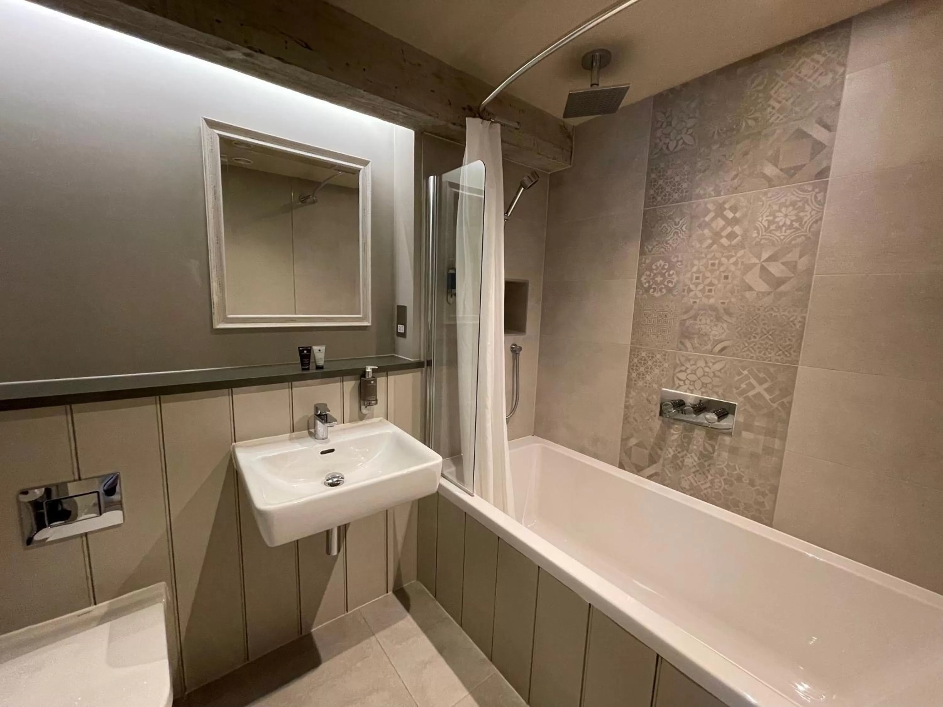 Shower in Park Farm Hotel