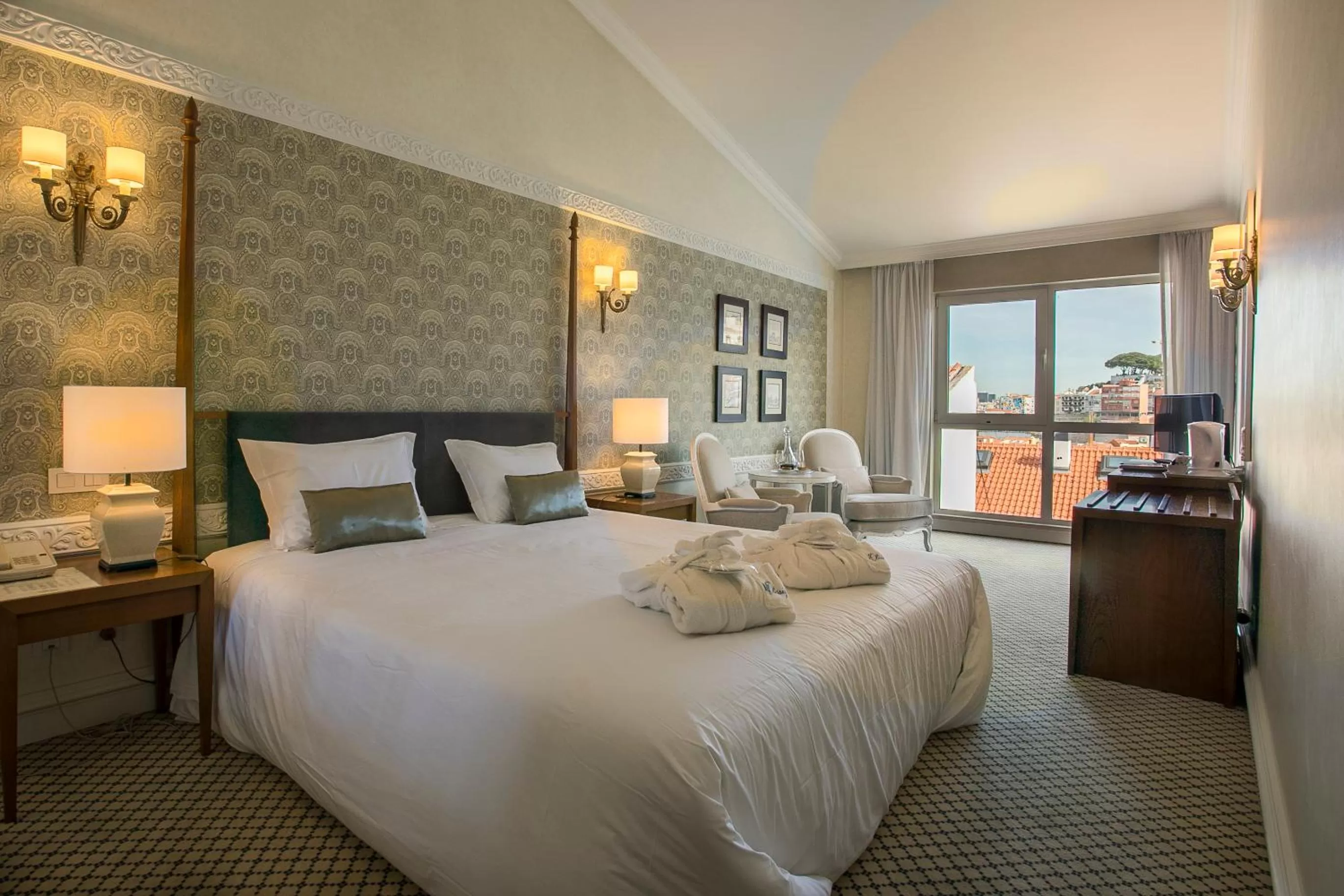 Photo of the whole room, Bed in Olissippo Castelo