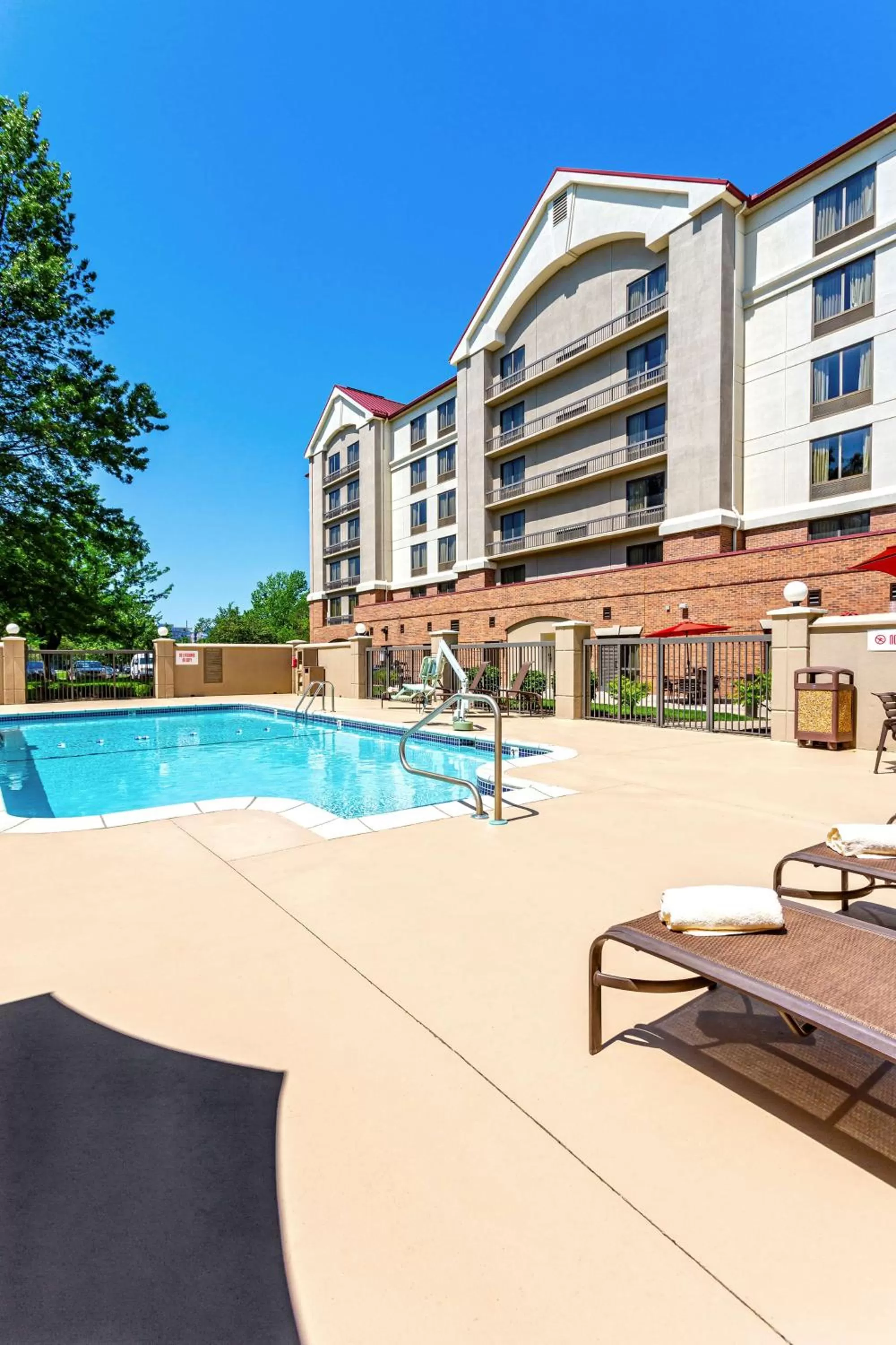 Swimming pool in Hyatt Place Kansas City/Overland Park/Convention Center