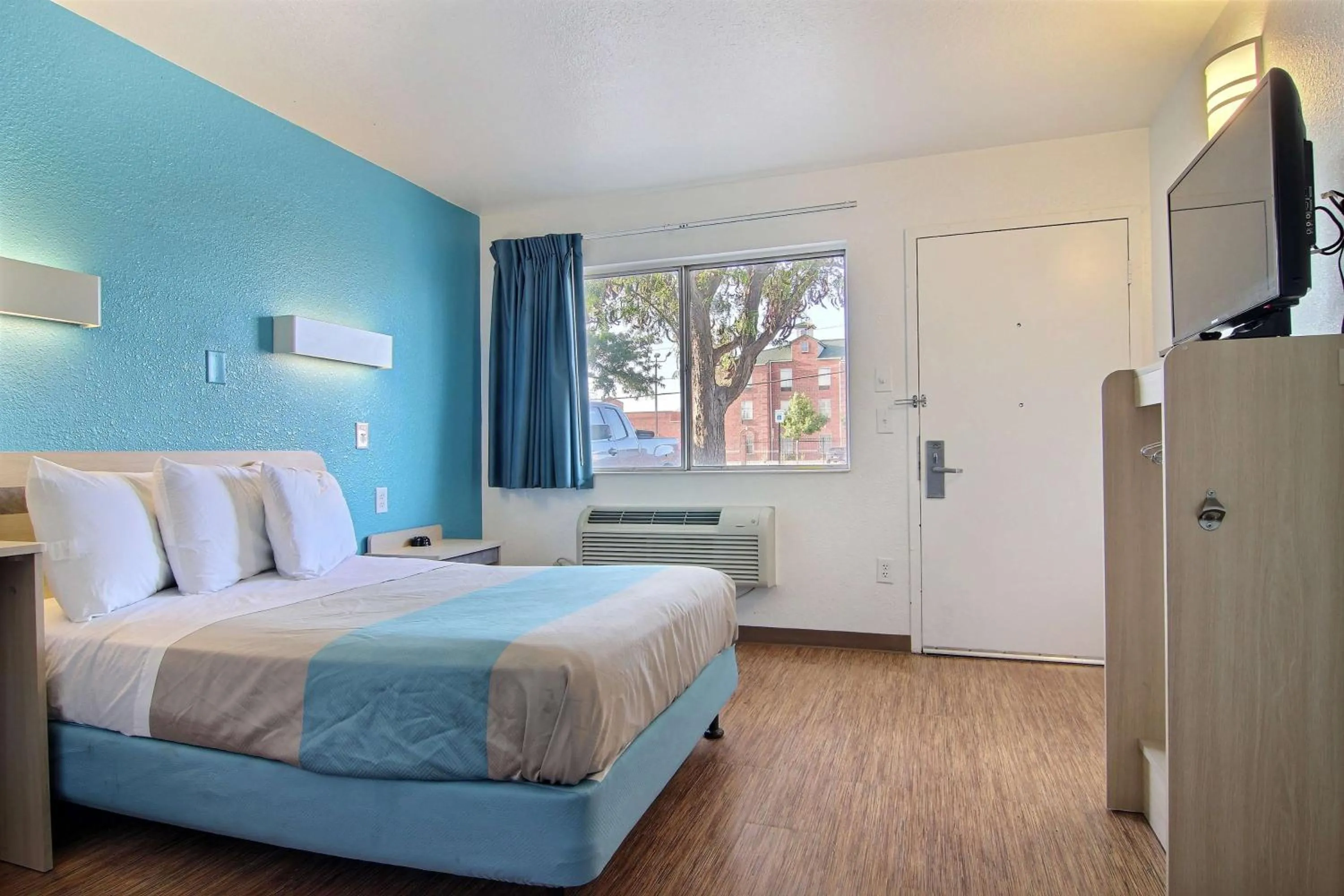 Photo of the whole room, Bed in Motel 6-Lubbock, TX