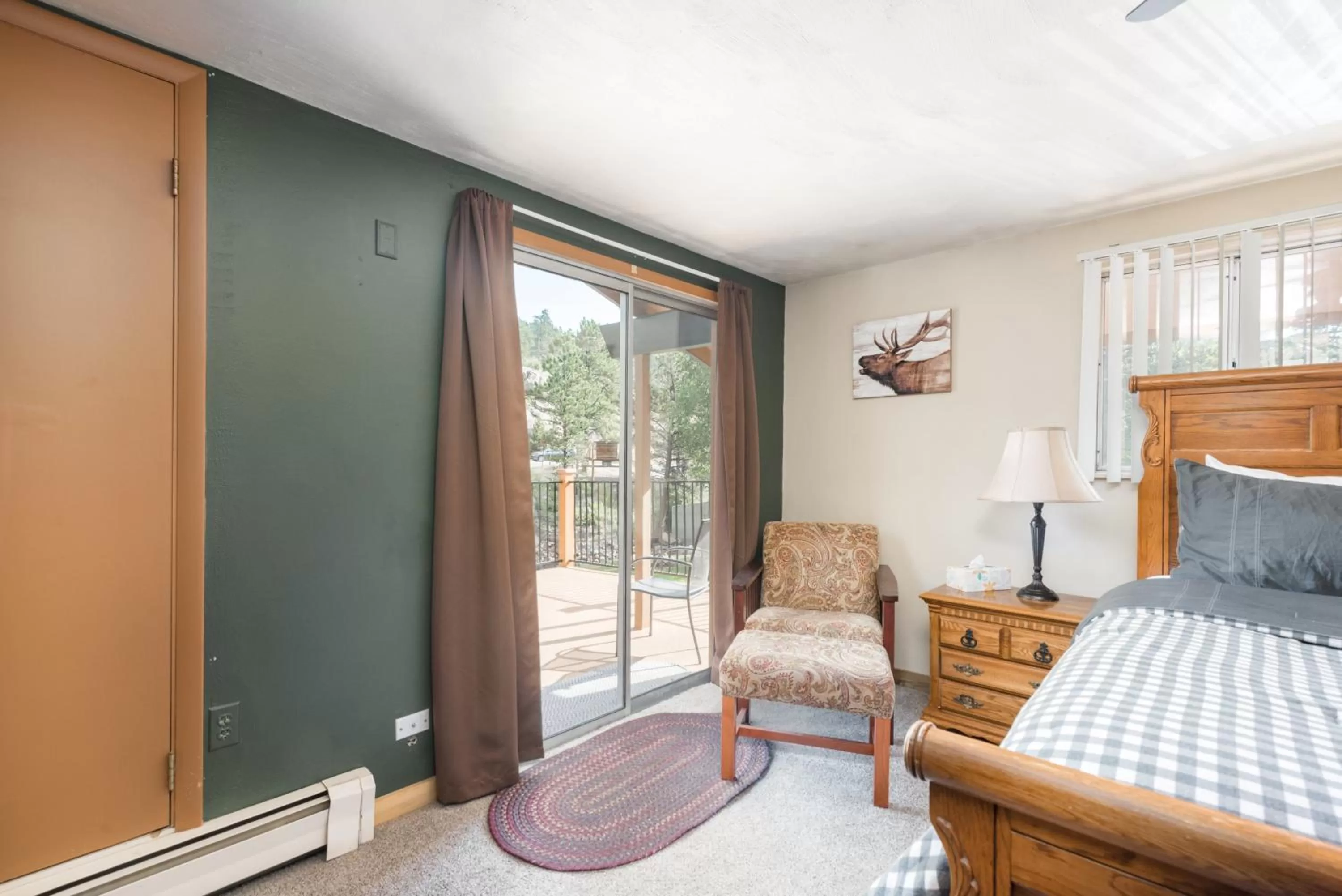 Bedroom, Bed in 4 Seasons Inn on Fall River