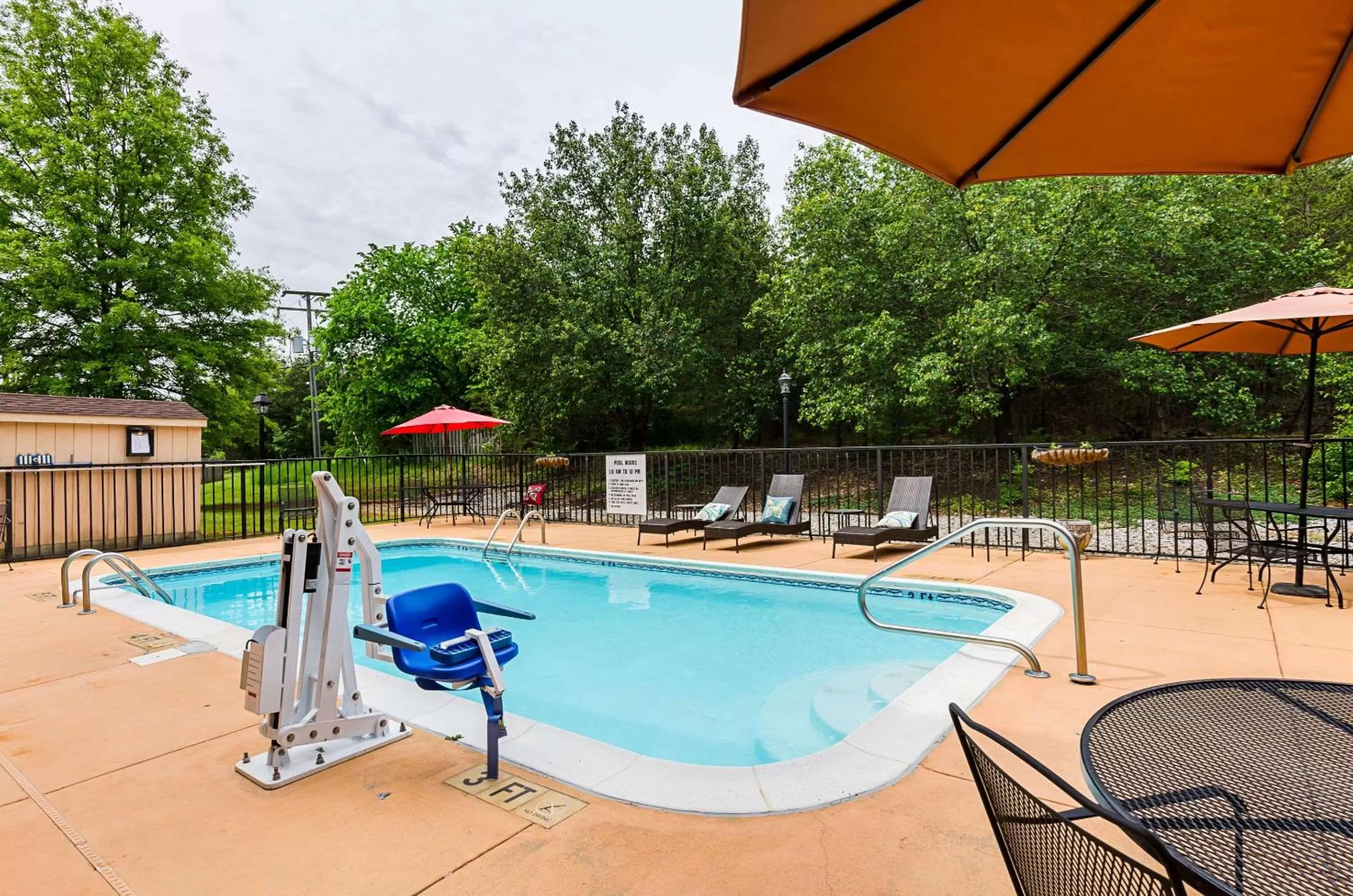 Swimming pool in Quality Suites Altavista - Lynchburg South