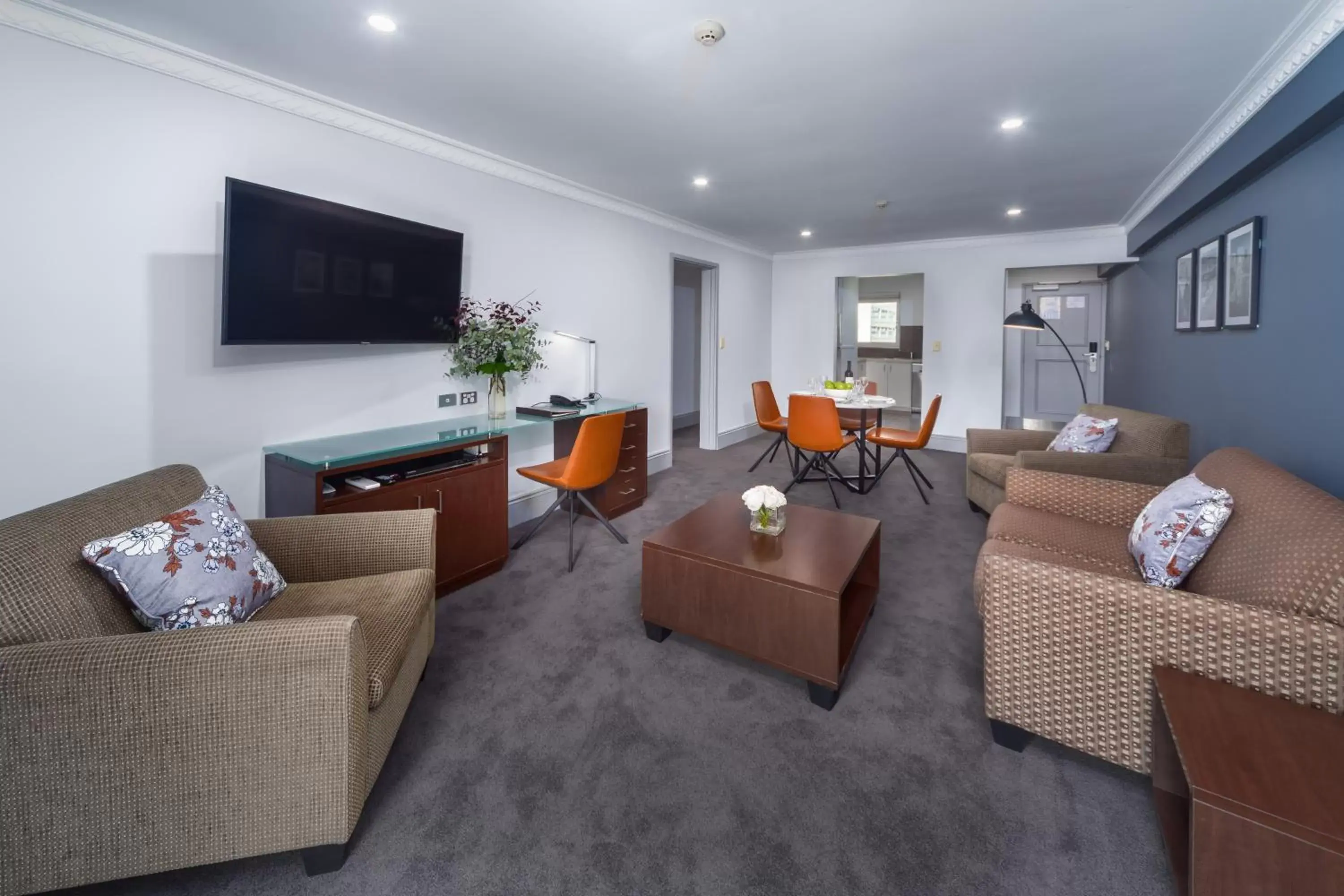 Two-Bedroom Apartment with City View in Hyde Park Inn Two-Bedroom Apartment with City View in Hyde Park Inn