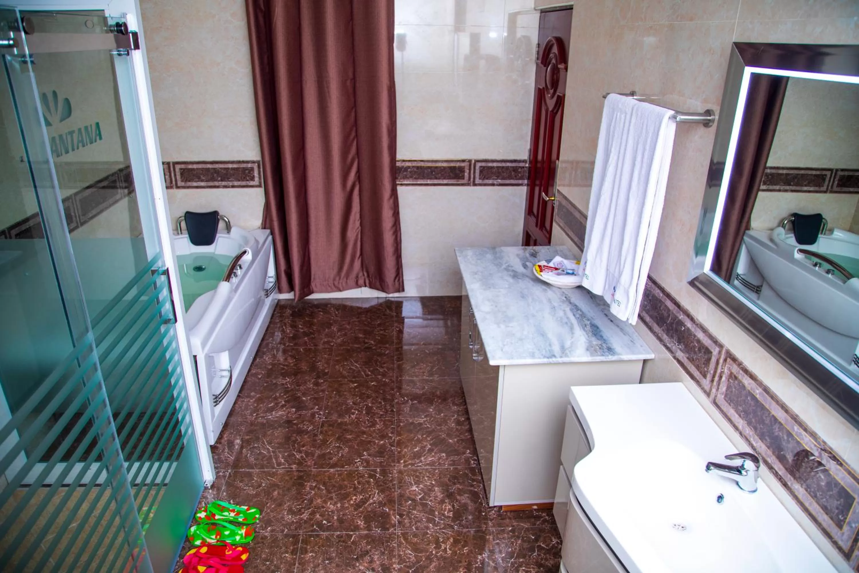 Bathroom in Lantana Hotel