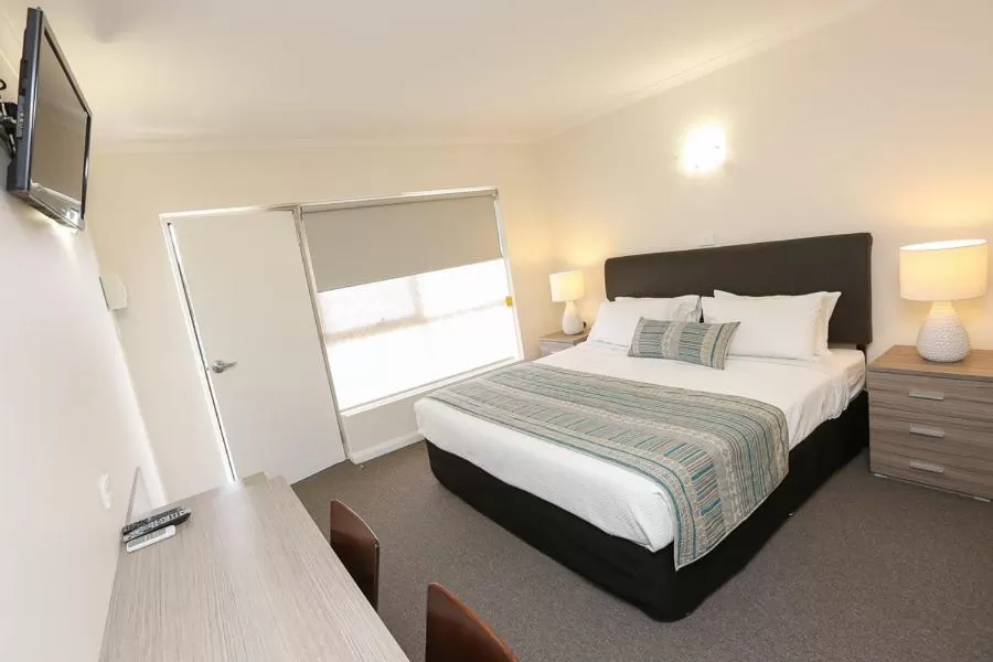 Bed in Seven Pines Motor Inn