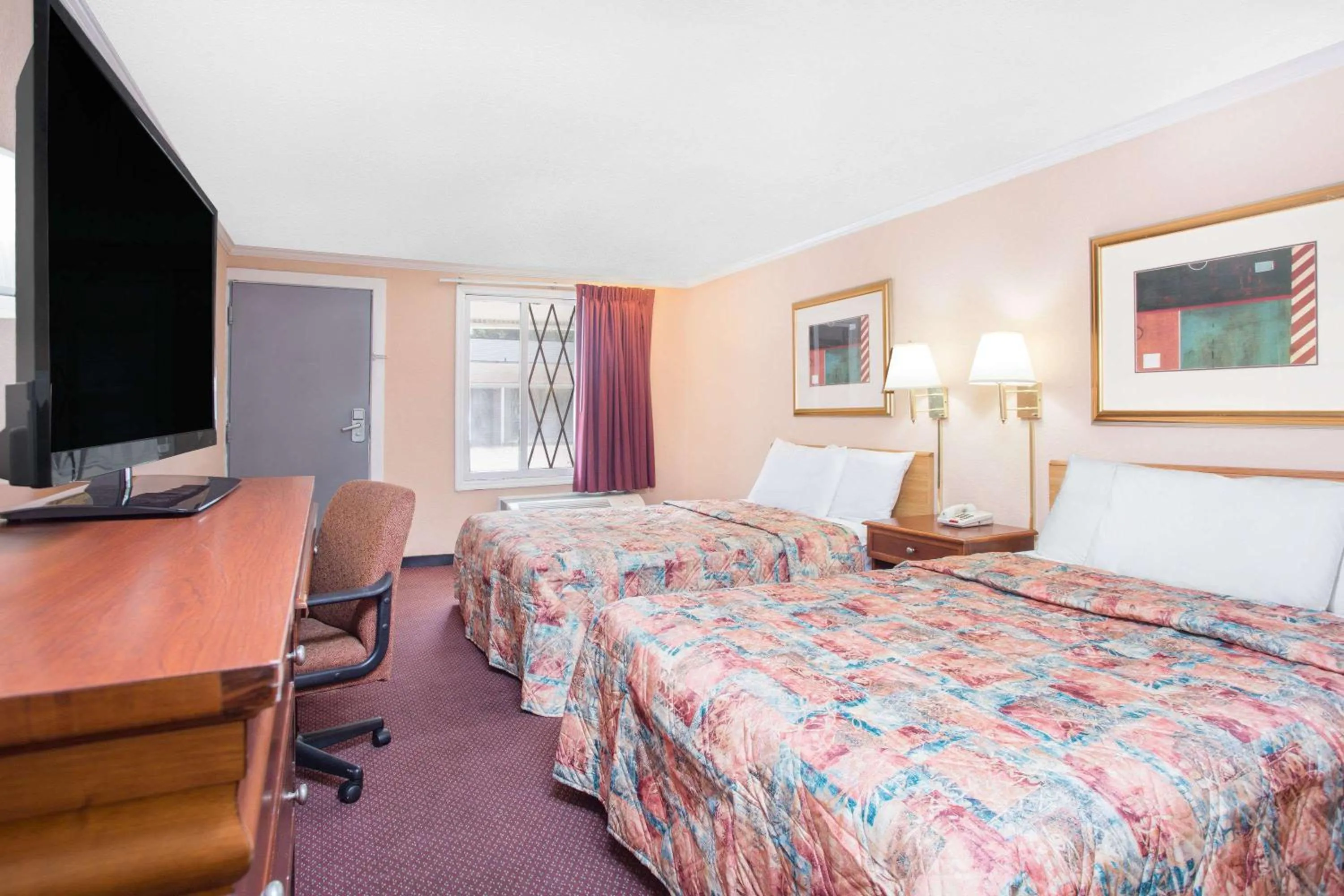 Photo of the whole room in Knights Inn - Augusta