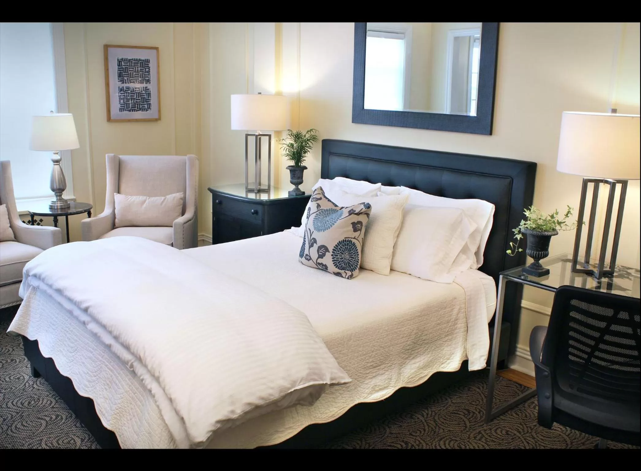 Queen Studio with Kitchen - Annex in Morgan State House Inn