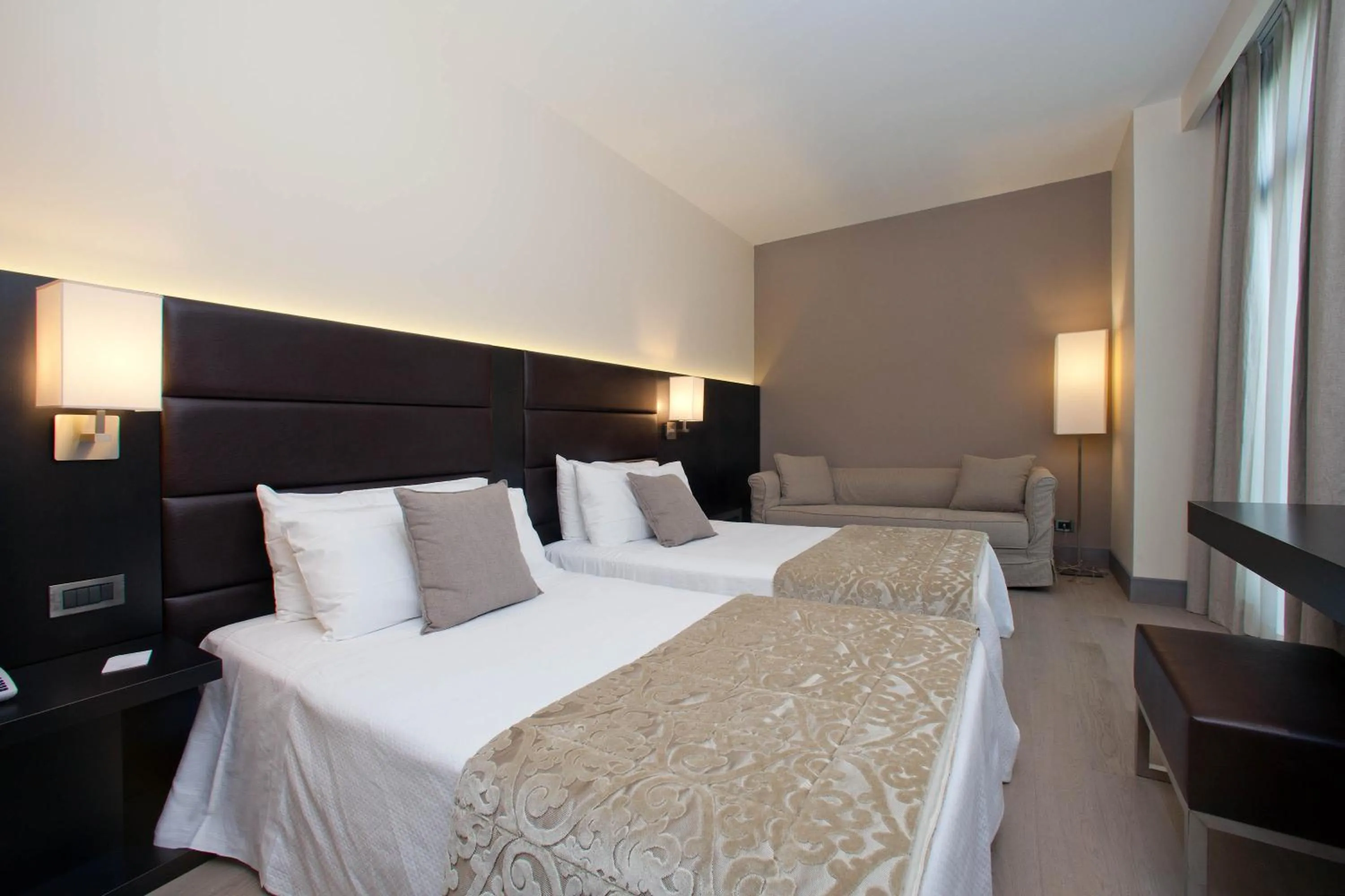 Day, Bed in Hotel Touring