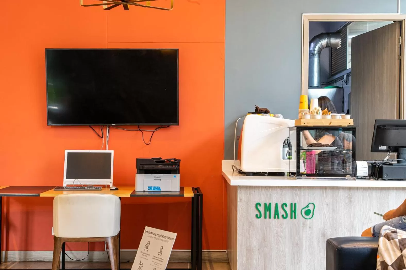 Restaurant/places to eat, TV/Entertainment Center in Soul Lifestyle Hotel