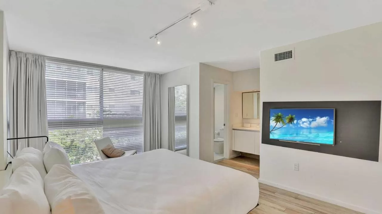 Bedroom, Bed in Beach Haus Key Biscayne Contemporary Apartments