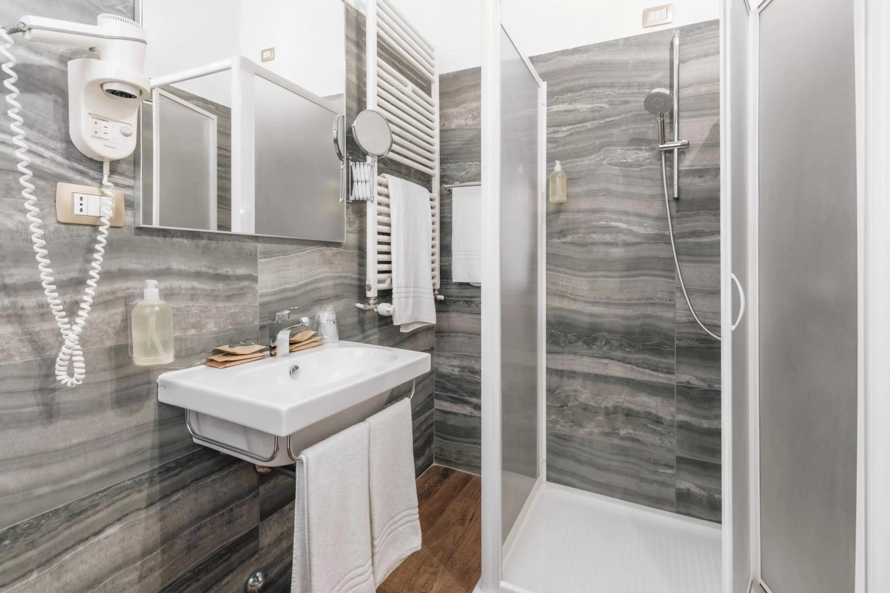 Shower in Hotel Astoria