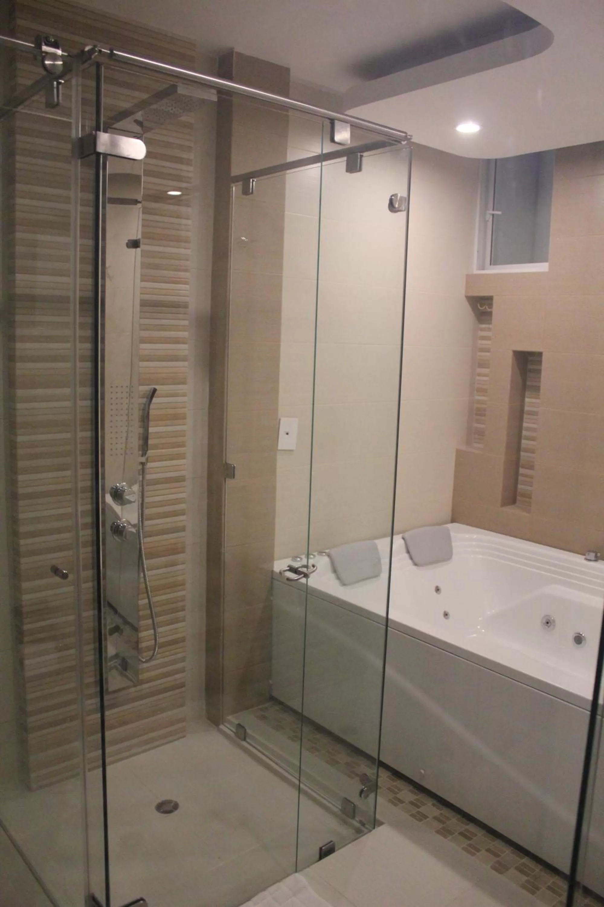 Shower, Bathroom in Hotel Palonegro