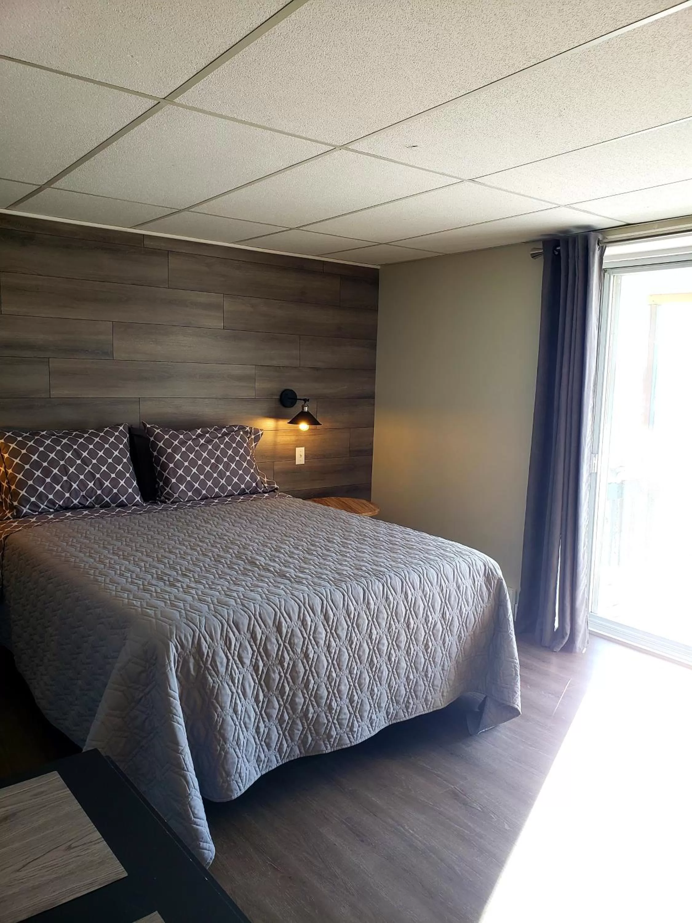 Property building, Bed in Motel Shantik