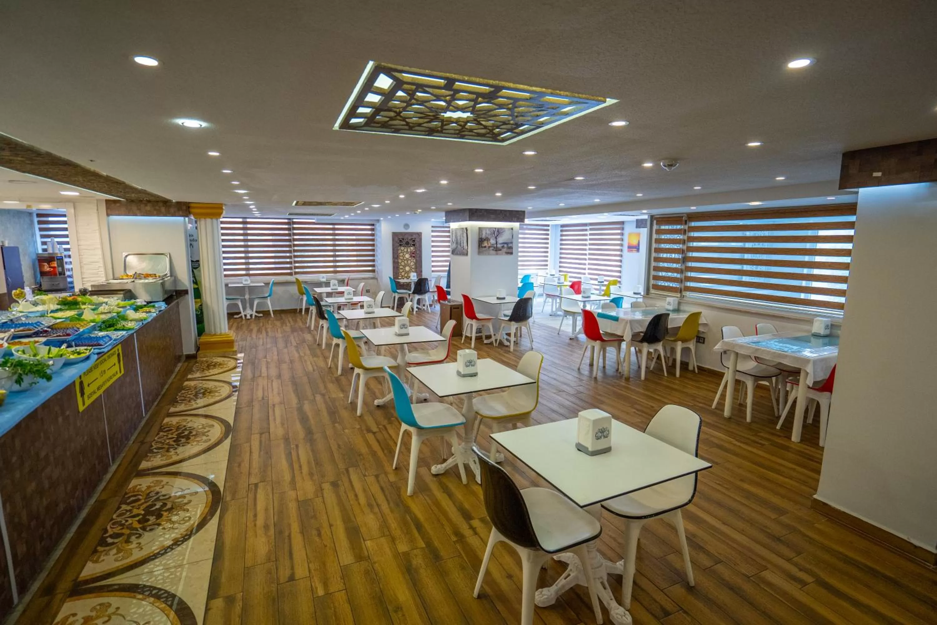 Restaurant/places to eat in Mevre Hotel